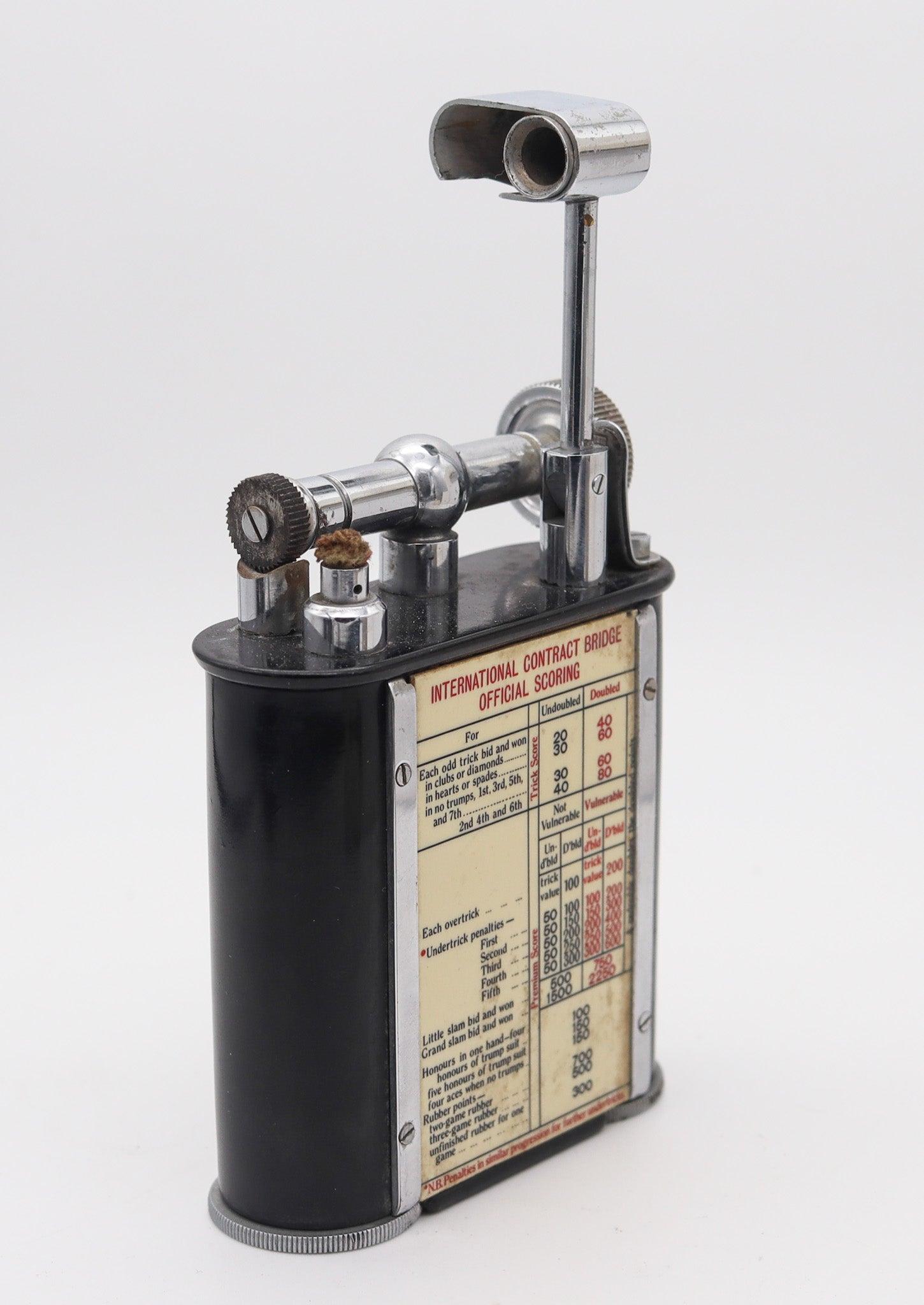 Milieu du XXe siècle LE CLASSIQUE bureau Jumbo Desk Petrol Lighter Bridge Scoring Game en bakélite et acier de 1930 en vente