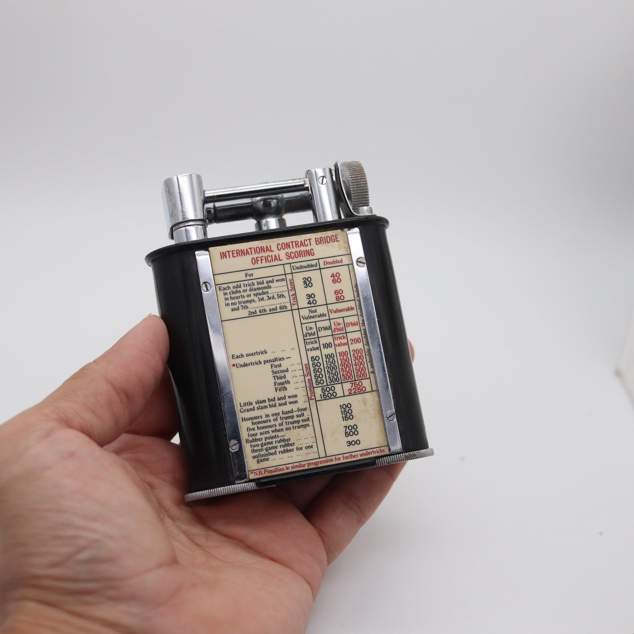 Émail LE CLASSIQUE bureau Jumbo Desk Petrol Lighter Bridge Scoring Game en bakélite et acier de 1930 en vente