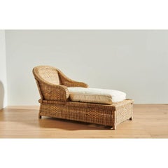 Chaise Lounge in canna del Malawi intrecciata a mano con trama classica e cuscino in lino bianco