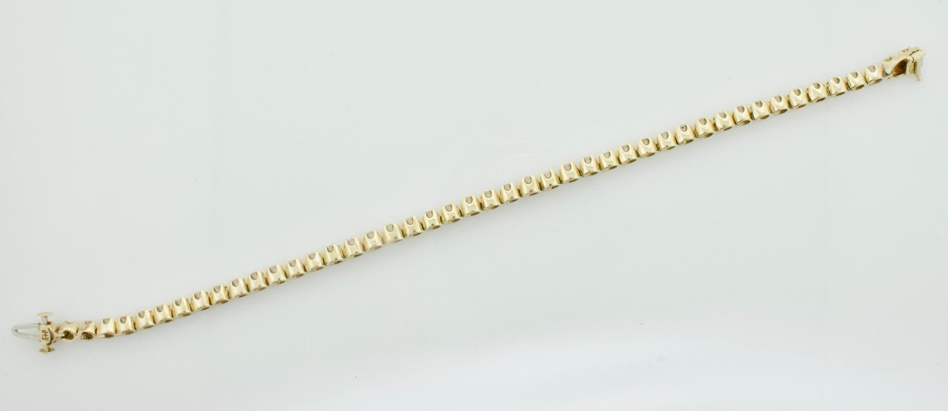 Klassisches Diamant-Tennisarmband aus Gelbgold 2,75 Karat (Rundschliff) im Angebot