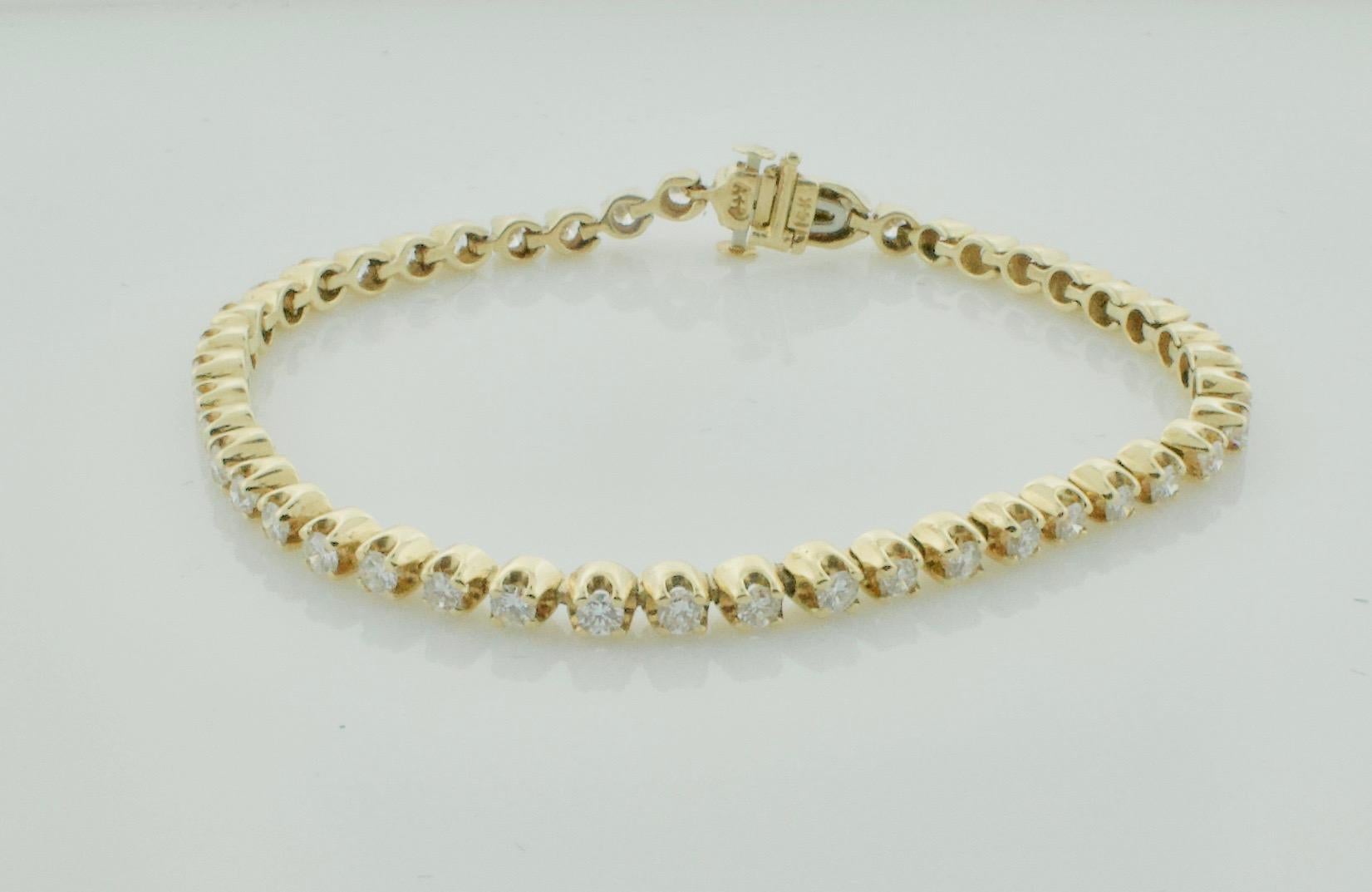 Round Cut The Classic Diamond Tennis Bracelet in Yellow Gold 2.75 Carats For Sale