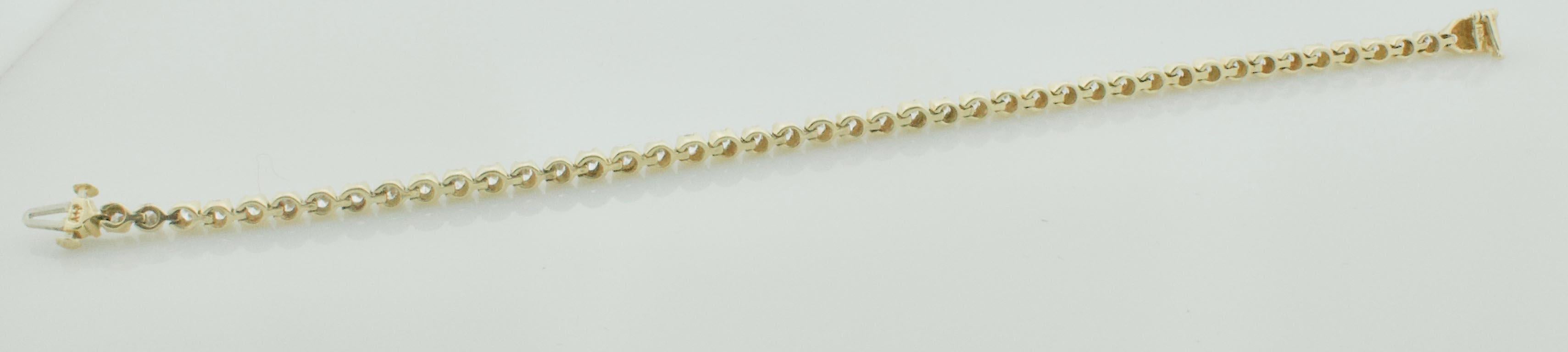 Klassisches Diamant-Tennisarmband aus Gelbgold 2,75 Karat im Angebot 1