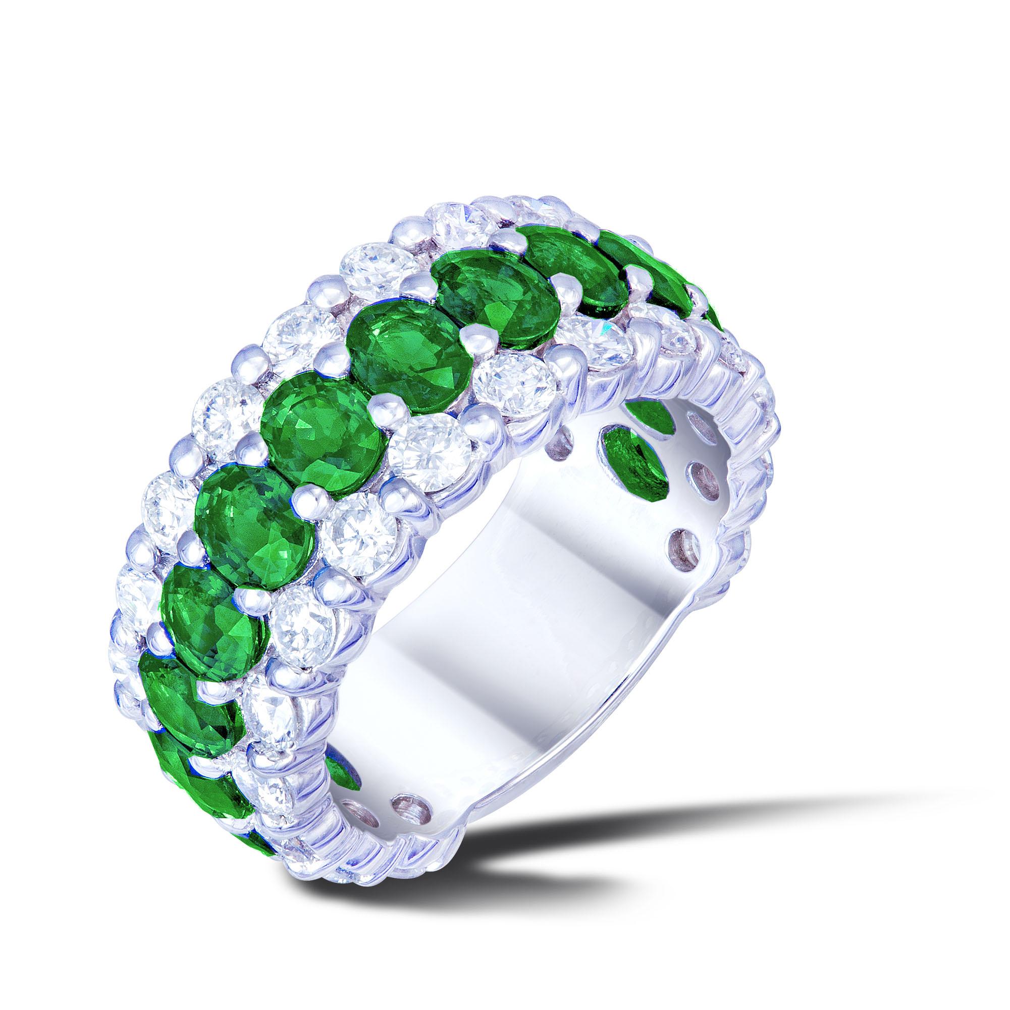 Round Cut The Classic Green Emerald White Diamond White Gold Band Ring for Her 18K For Sale