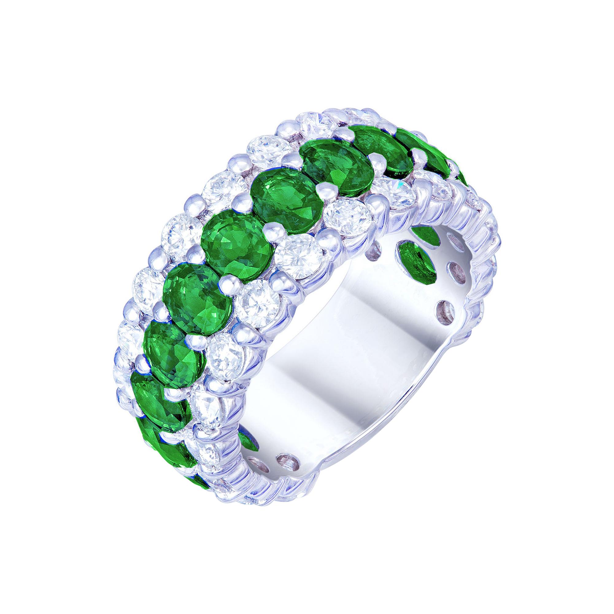 The Classic Green Emerald White Diamond White Gold Band Ring for Her 18K For Sale