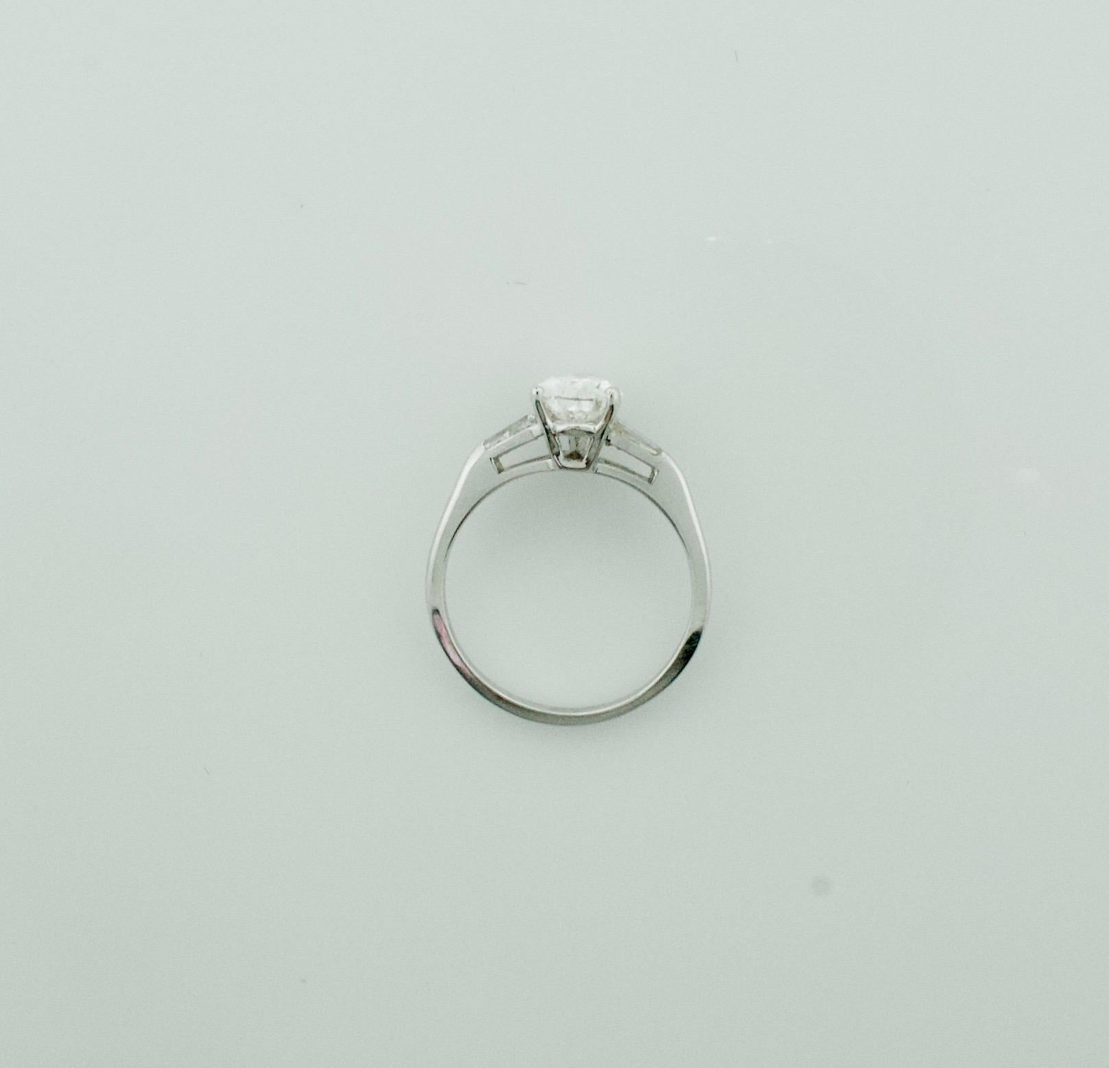 Der klassische birnenförmige Diamantring aus Platin 1,16 GIA F SI1
Ein birnenförmiger Diamant mit einem Gewicht von 1,16  GIA zertifiziert F- SI1
Zwei zusammenpassende spitz zulaufende Baguette mit einem Gewicht von ca. 10 Karat   
Dieses klassische