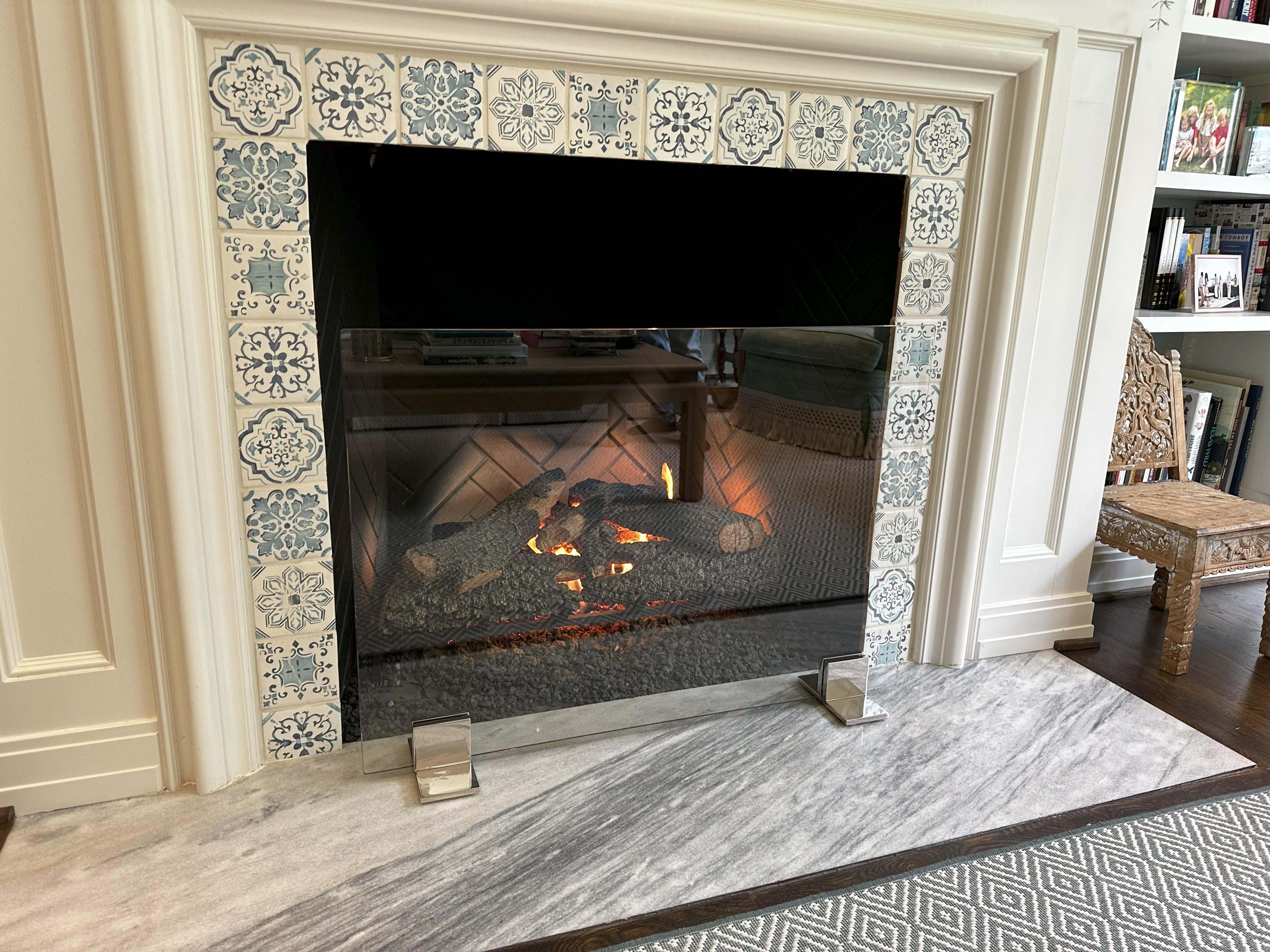 Classic Tempered Glass & Brass or Nickel Feet Fire Screen by Betzinger Designs In New Condition For Sale In Euless, TX
