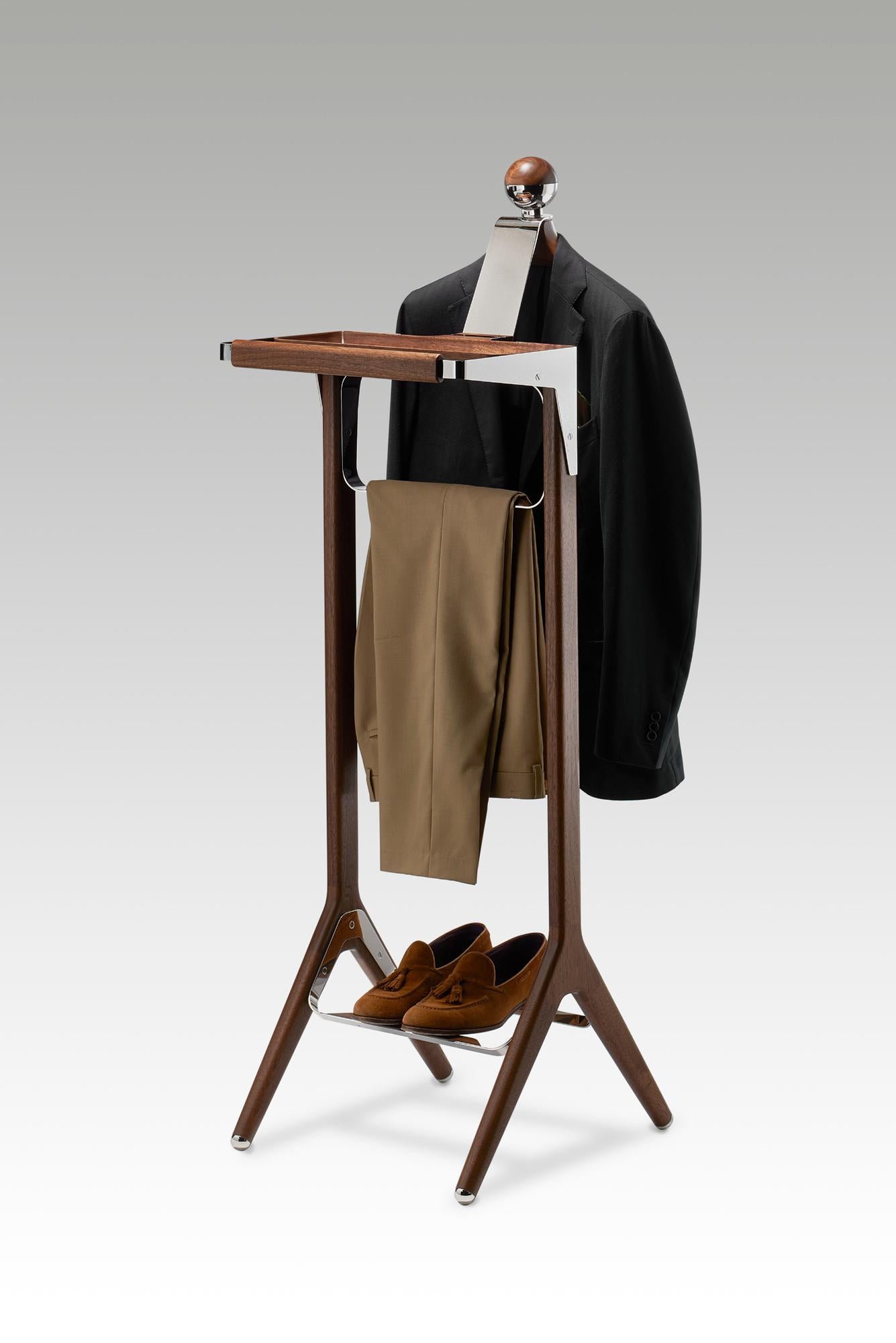 Through exclusive attention to detail this stylish gentleman's valet stand is a manifestation of cohesion between British master craftsmanship and classical design to celebrate the passion we share with you for the highest quality sartorial