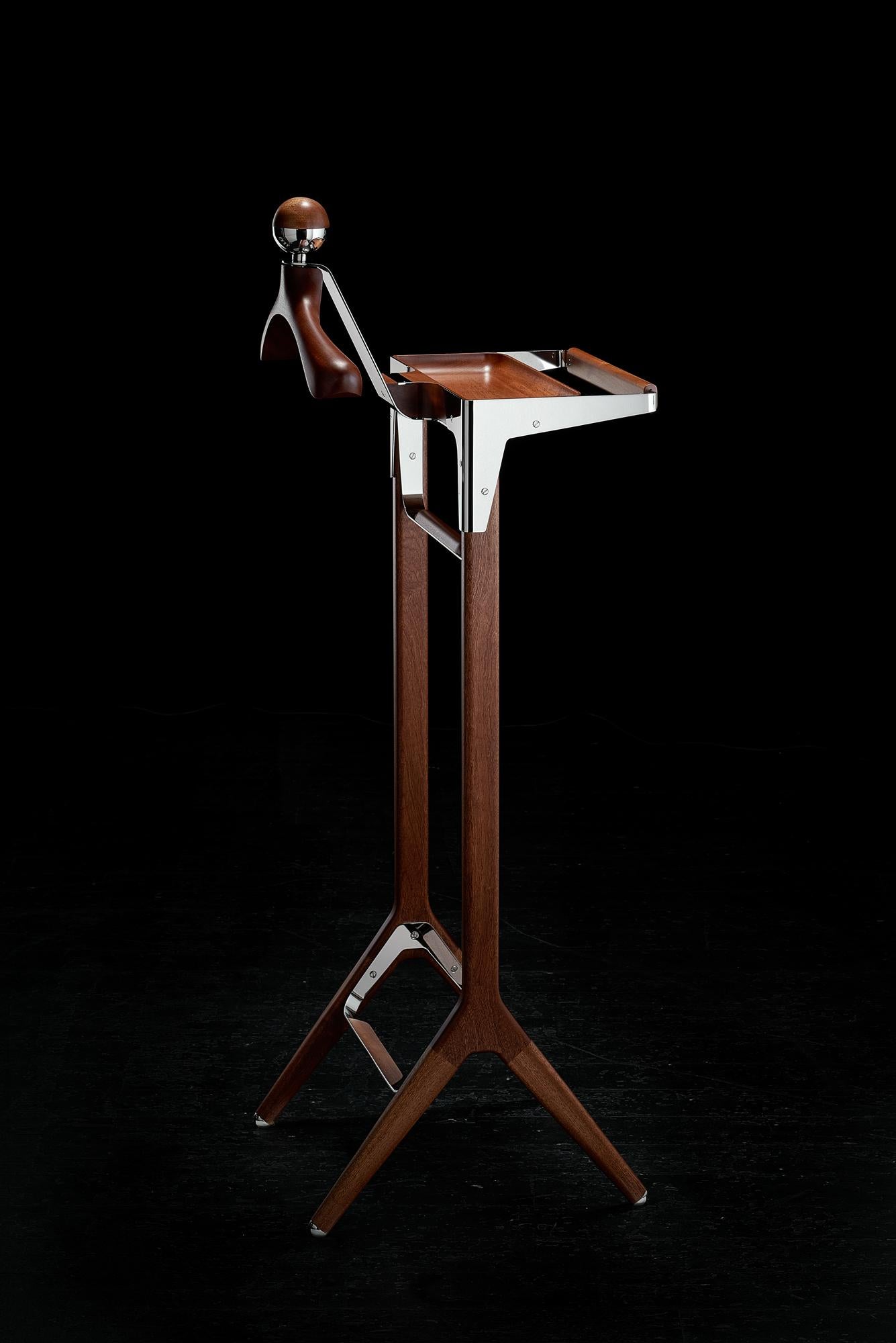Through exclusive attention to detail this stylish gentleman's valet stand is a manifestation of cohesion between British master craftsmanship and classical design to celebrate the passion we share with you for the highest quality sartorial