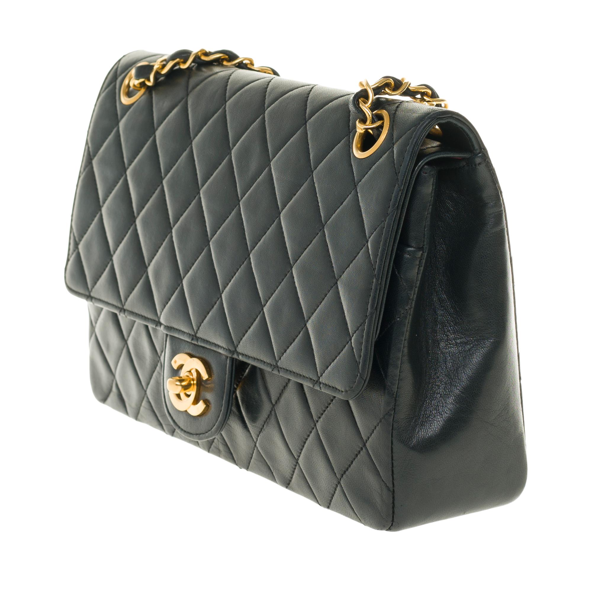 Die elegante Chanel Timeless 25cm Umhängetasche aus schwarzem gestepptem Lammleder und GHW (Schwarz)
