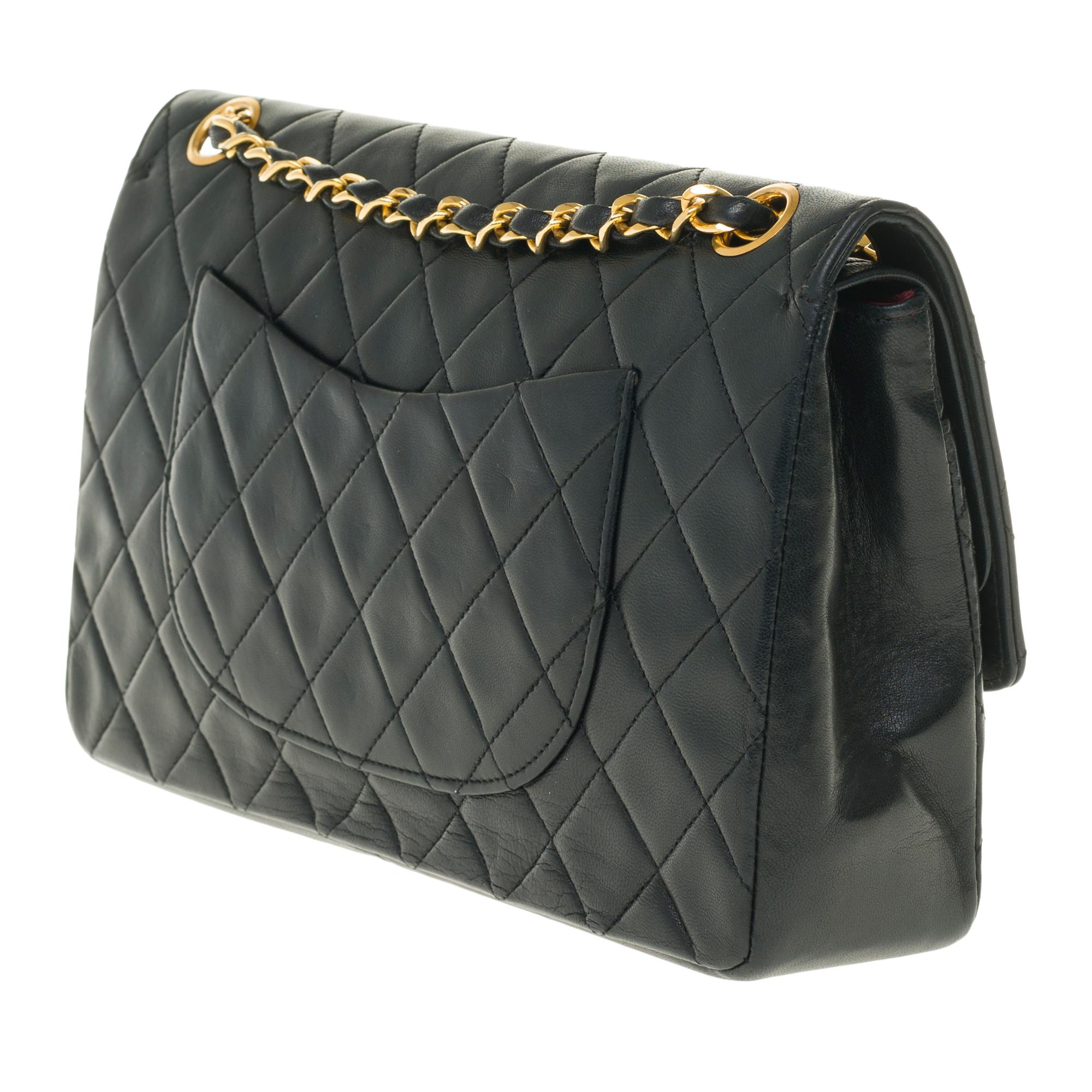 Die elegante Chanel Timeless 25cm Umh�ängetasche aus schwarzem gestepptem Lammleder und GHW im Zustand „Gut“ in Paris, IDF