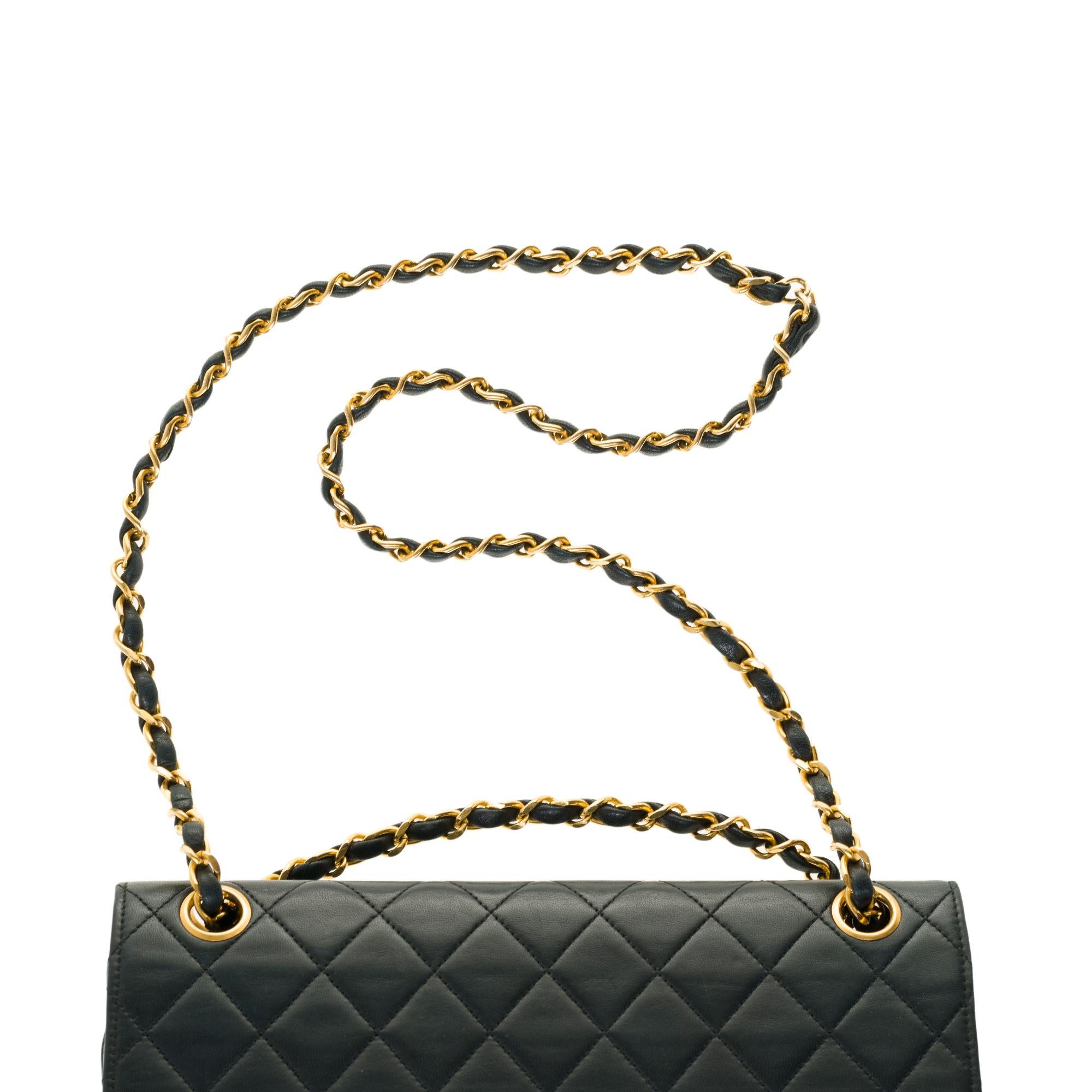 Die elegante Chanel Timeless 25cm Umhängetasche aus schwarzem gestepptem Lammleder und GHW 3