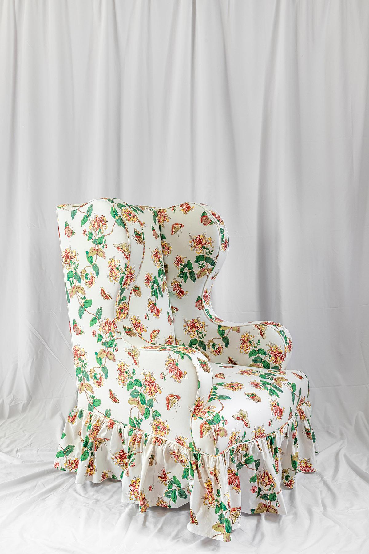 Die übertriebenen Flügel der Clementine haben etwas Schönes an sich. Dieser Stuhl, der einem antiken Stuhl nachempfunden ist, der ursprünglich für das Arbeitszimmer von Samanthas Ehemann ersteigert wurde, ist so konzipiert, dass er fabelhaft bequem
