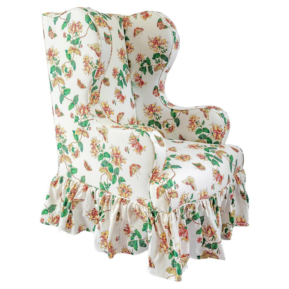 La chaise Clementine Wing avec jupe à franges tapissée de chèvre
