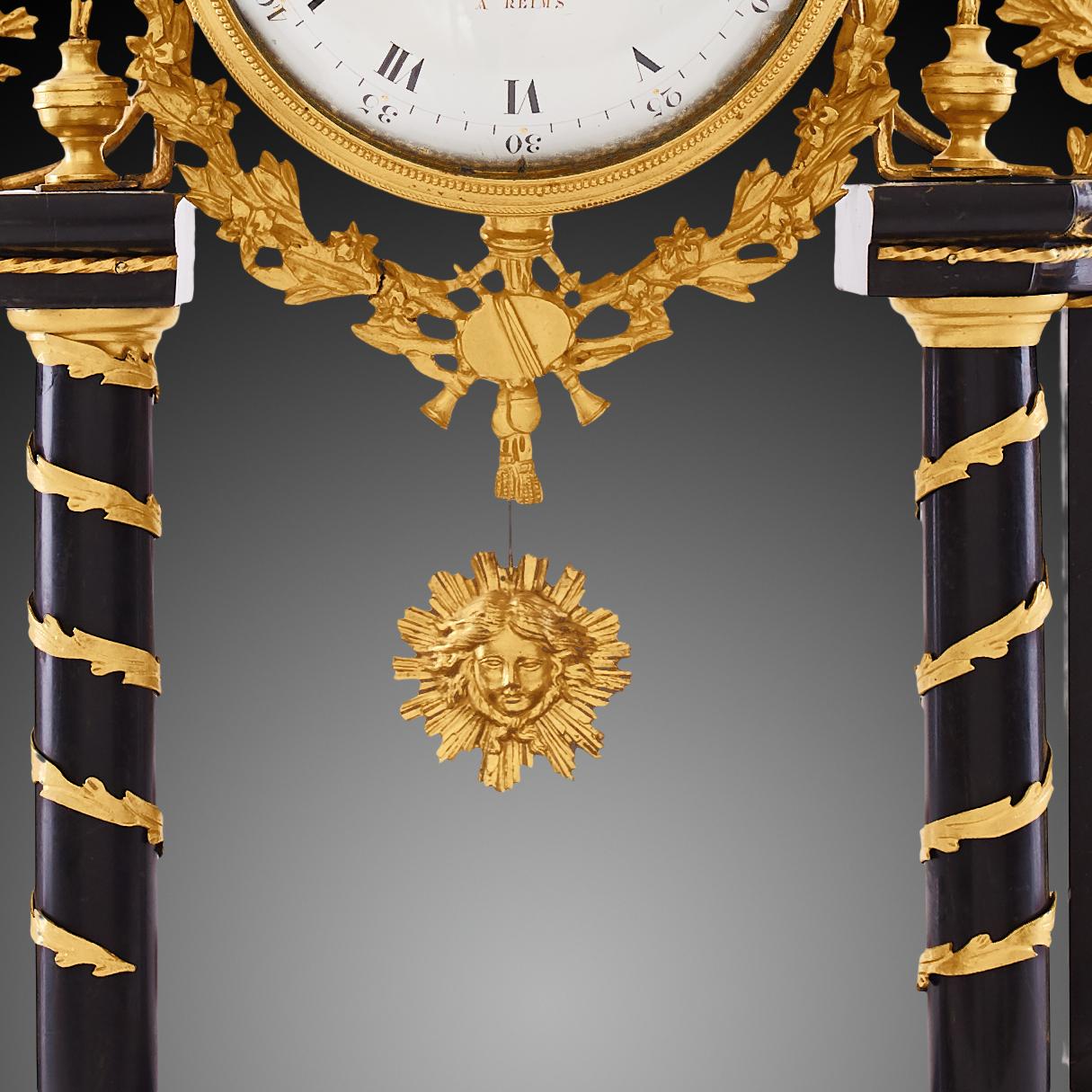 Die Uhr befindet sich in einem ausgezeichneten und perfekt funktionierenden Zustand, auch kürzlich (Bronze) im Angebot