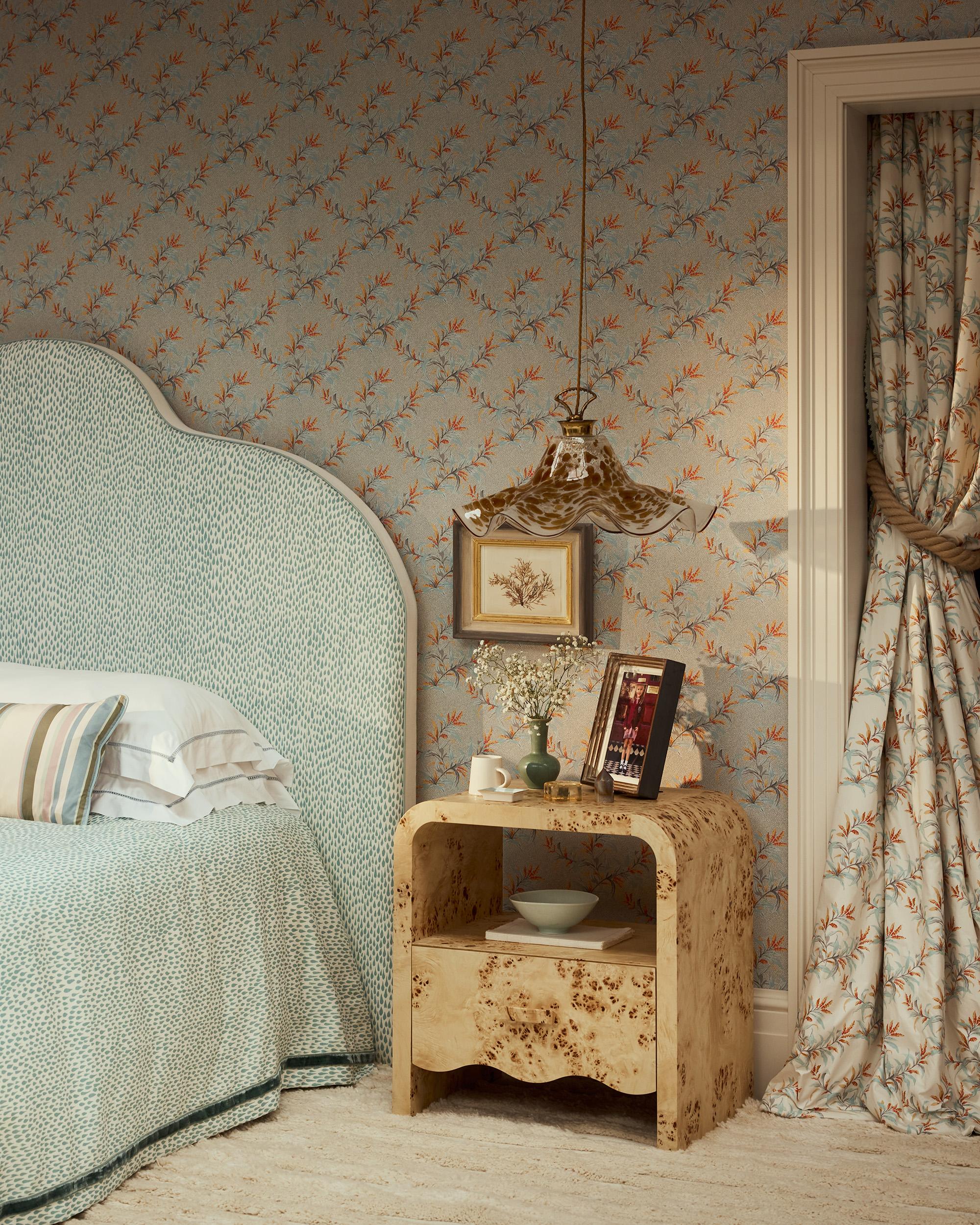 Voici The Cloud, une nouvelle tête de lit surdimensionnée qui met magnifiquement en valeur la collection de tissus CINNY. Avec sa silhouette simple mais audacieuse, The Cloud est conçu pour s'étendre au-delà de la base du lit, créant un cadre