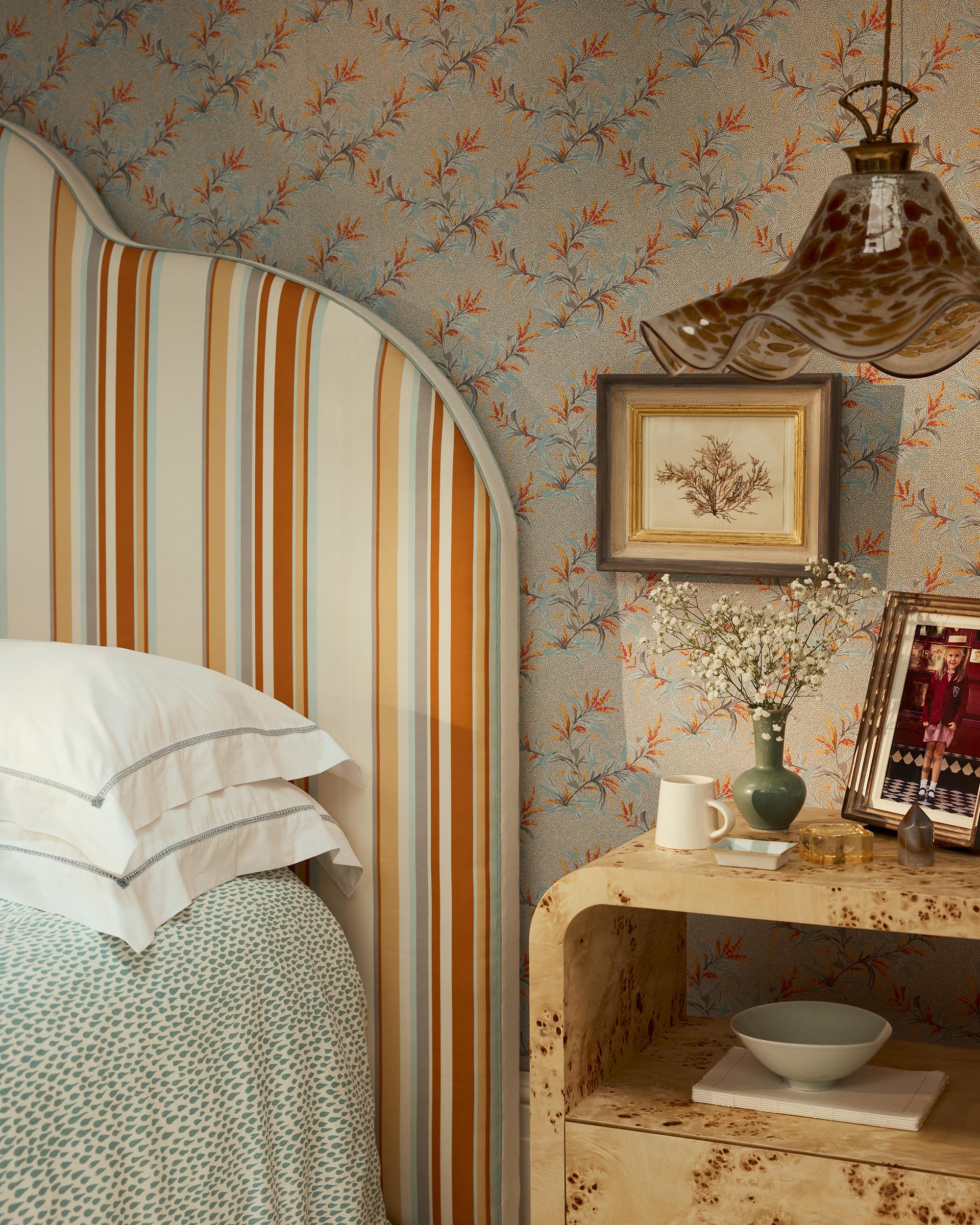 Britannique The Cloud Oversized Upholstered Headboard by CINNY - Fabriqué à la main dans des tissus personnalisés en vente