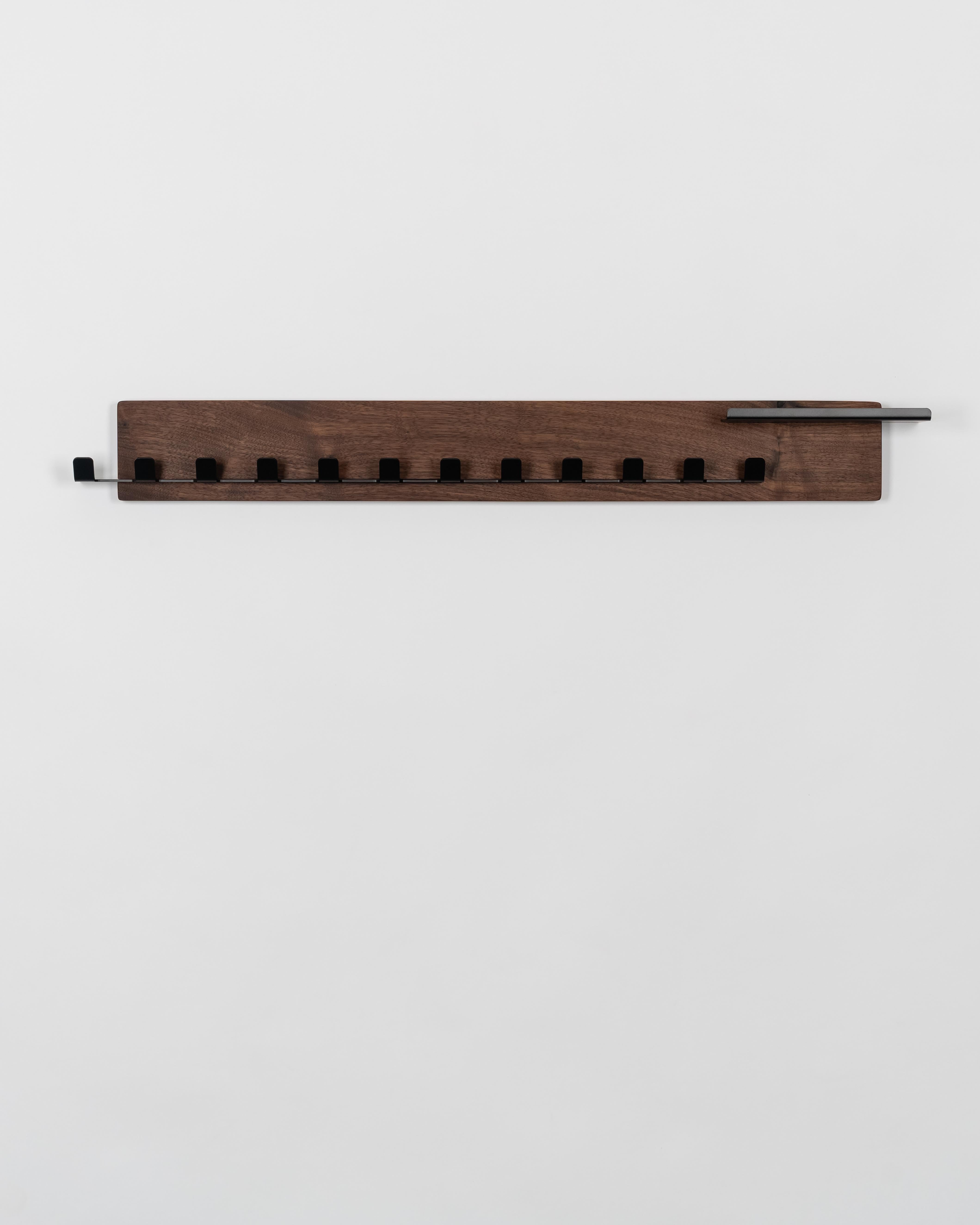 Scandinave moderne The Coat Rack : Porte-manteau en métal noir et noyer - Grand, Scandinavian Modern en vente