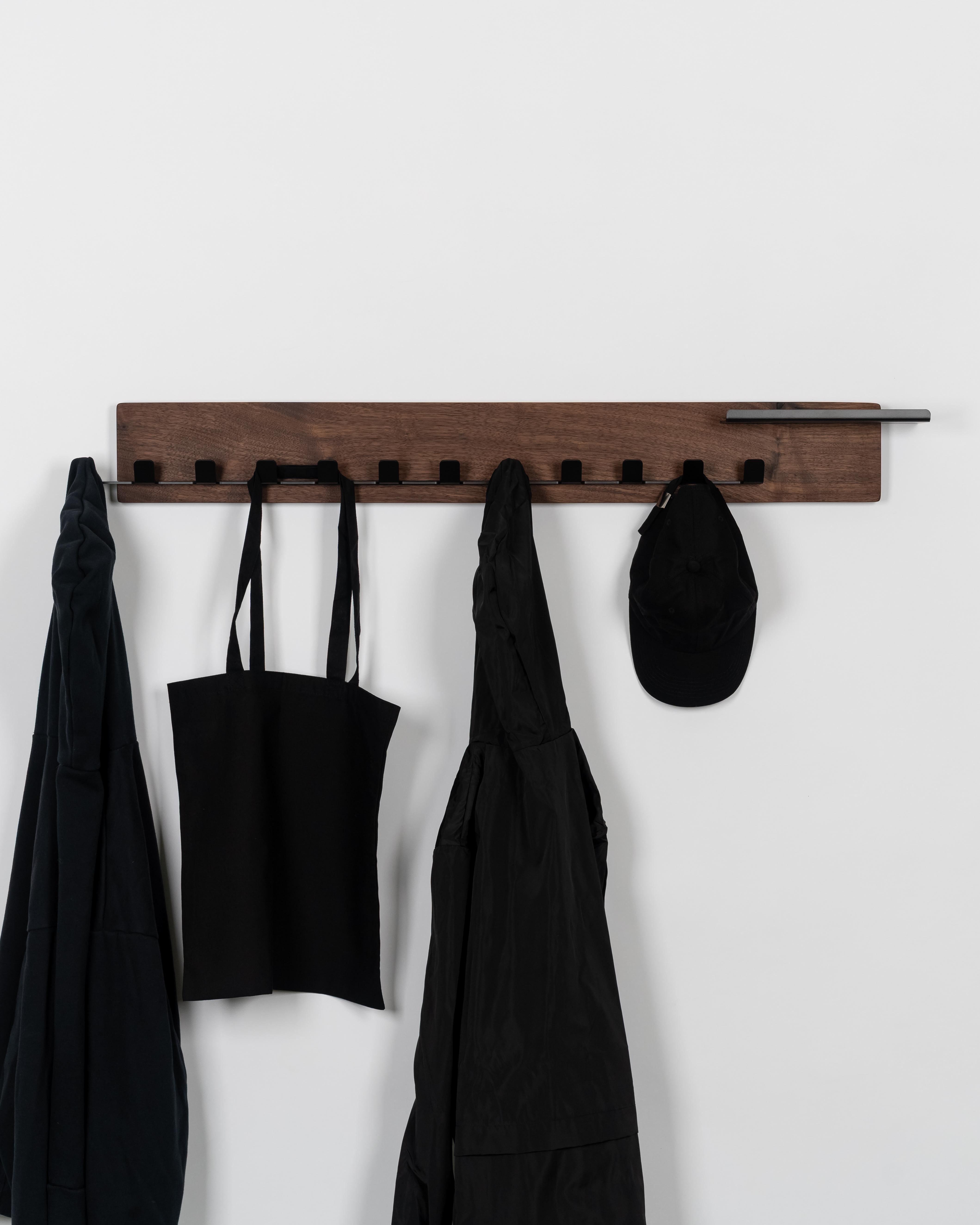 Américain The Coat Rack : Porte-manteau en métal noir et noyer - Grand, Scandinavian Modern en vente