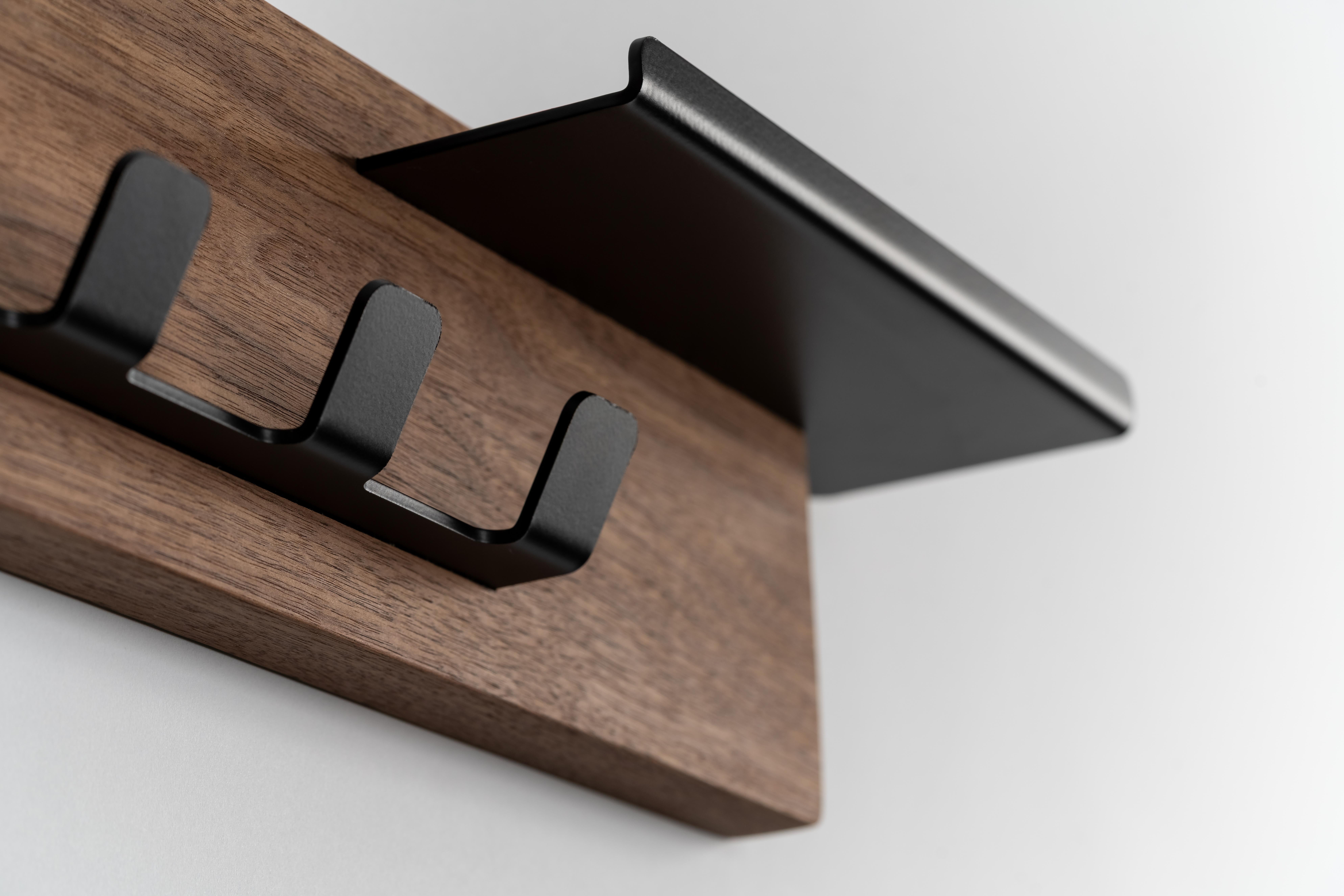 Poudré The Coat Rack : Porte-manteau en métal noir et noyer - Grand, Scandinavian Modern en vente