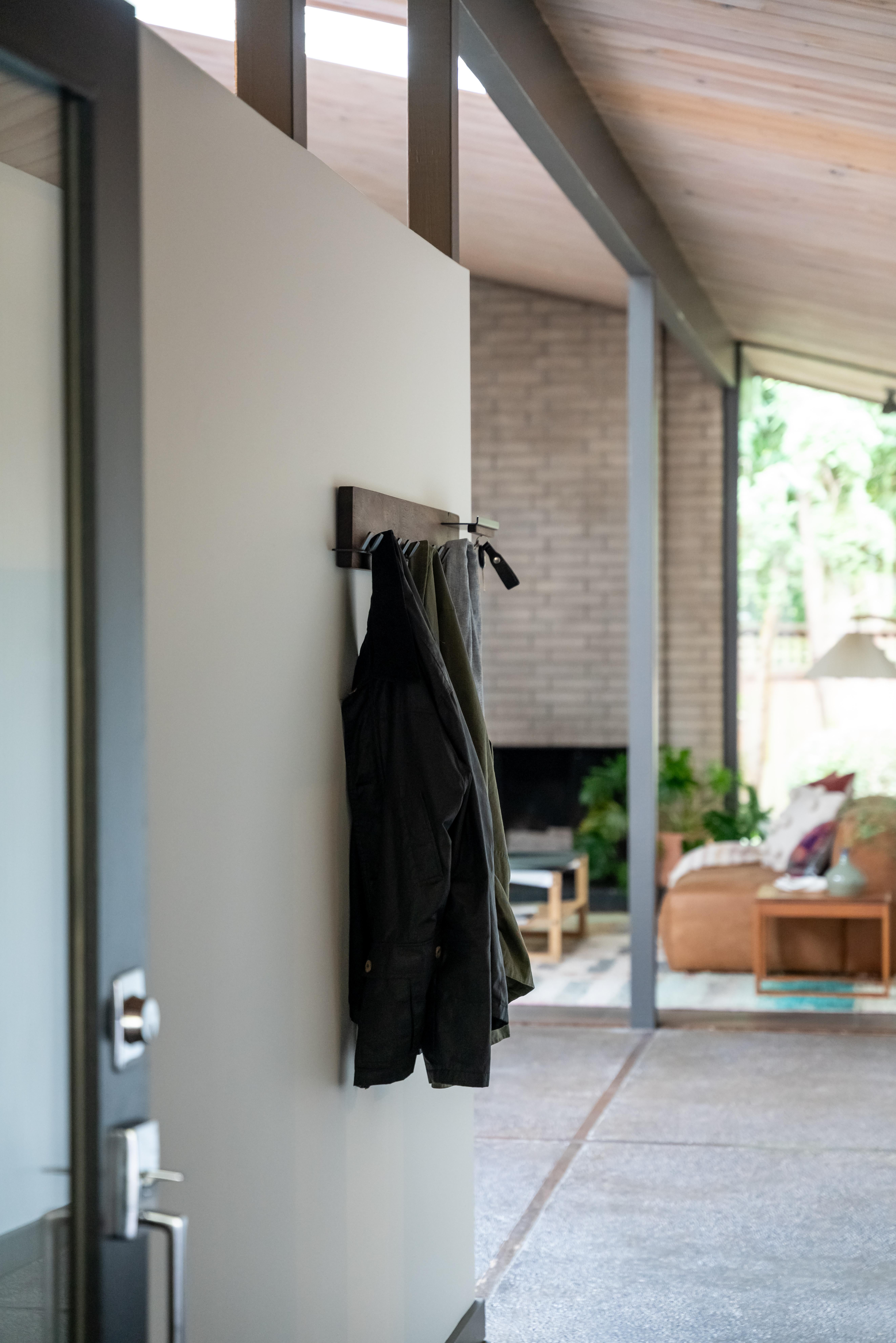 The Coat Rack : Porte-manteau en métal noir et noyer - Grand, Scandinavian Modern Neuf - En vente à Tualatin, OR