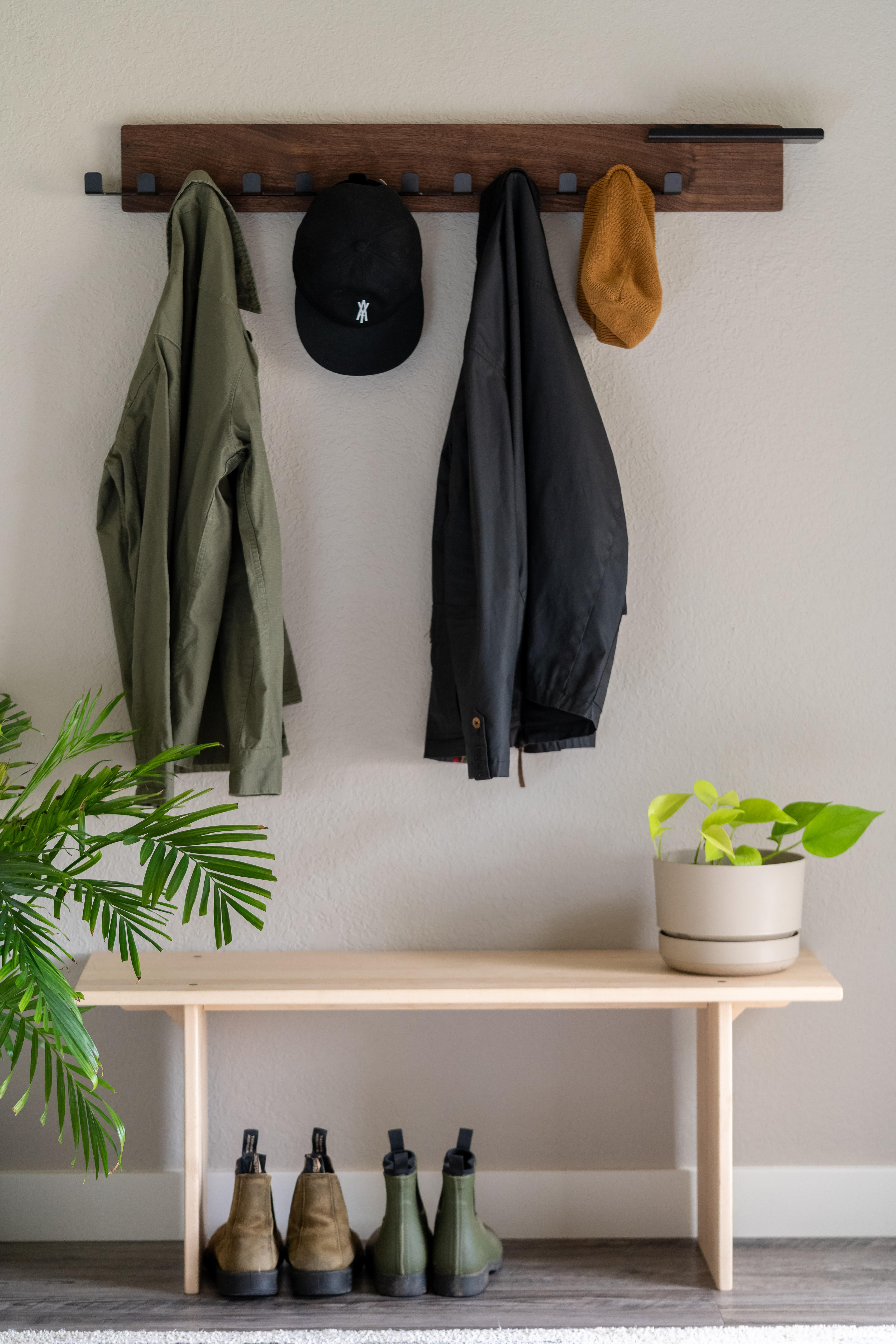 Noyer The Coat Rack : Porte-manteau en métal noir et noyer - Grand, Scandinavian Modern en vente