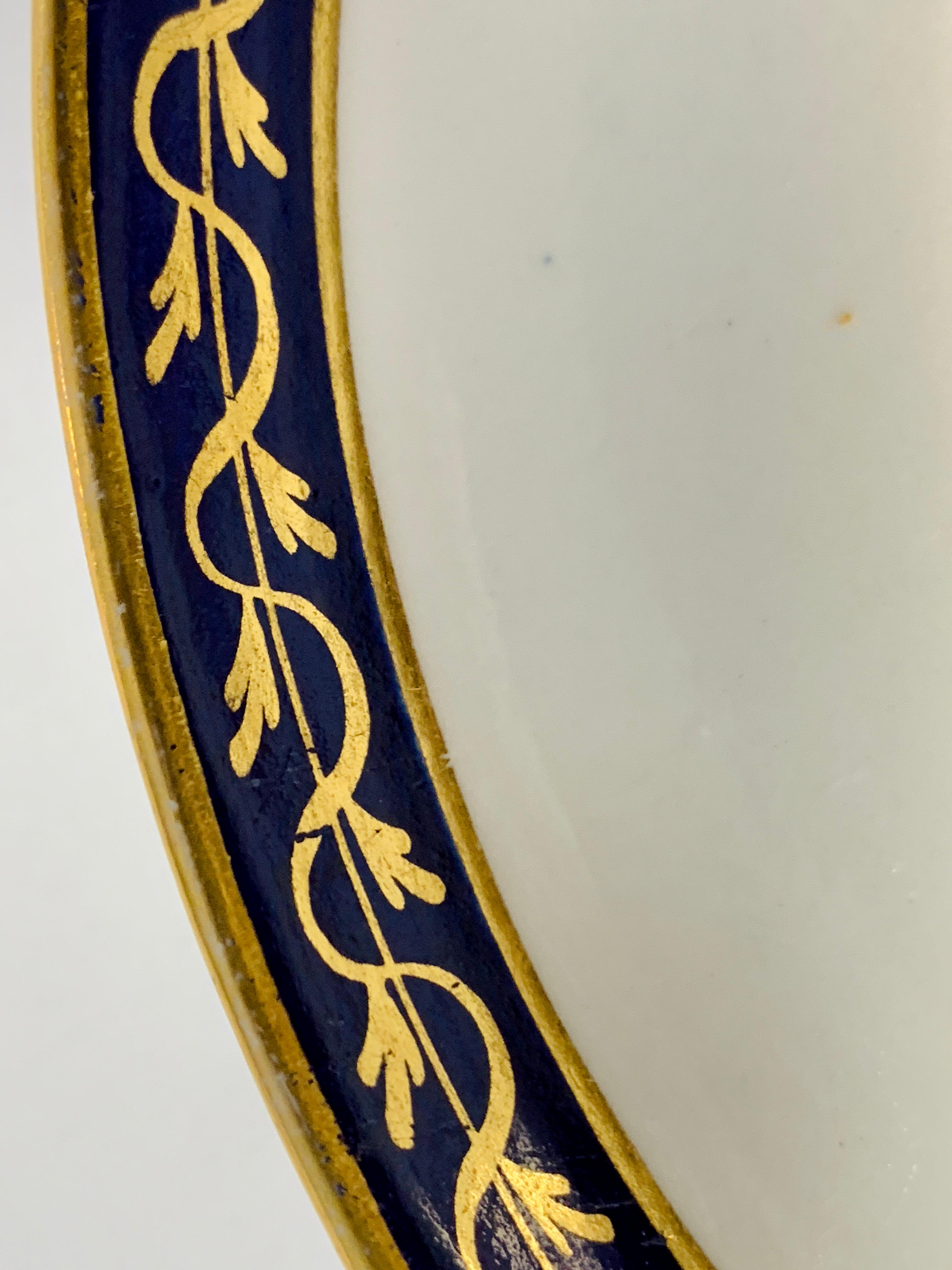 Kollektion von Mario Buatta, Paar kobaltblaue Teller aus der Regency-Zeit, mit kobaltblauen Bordüren (Porzellan)