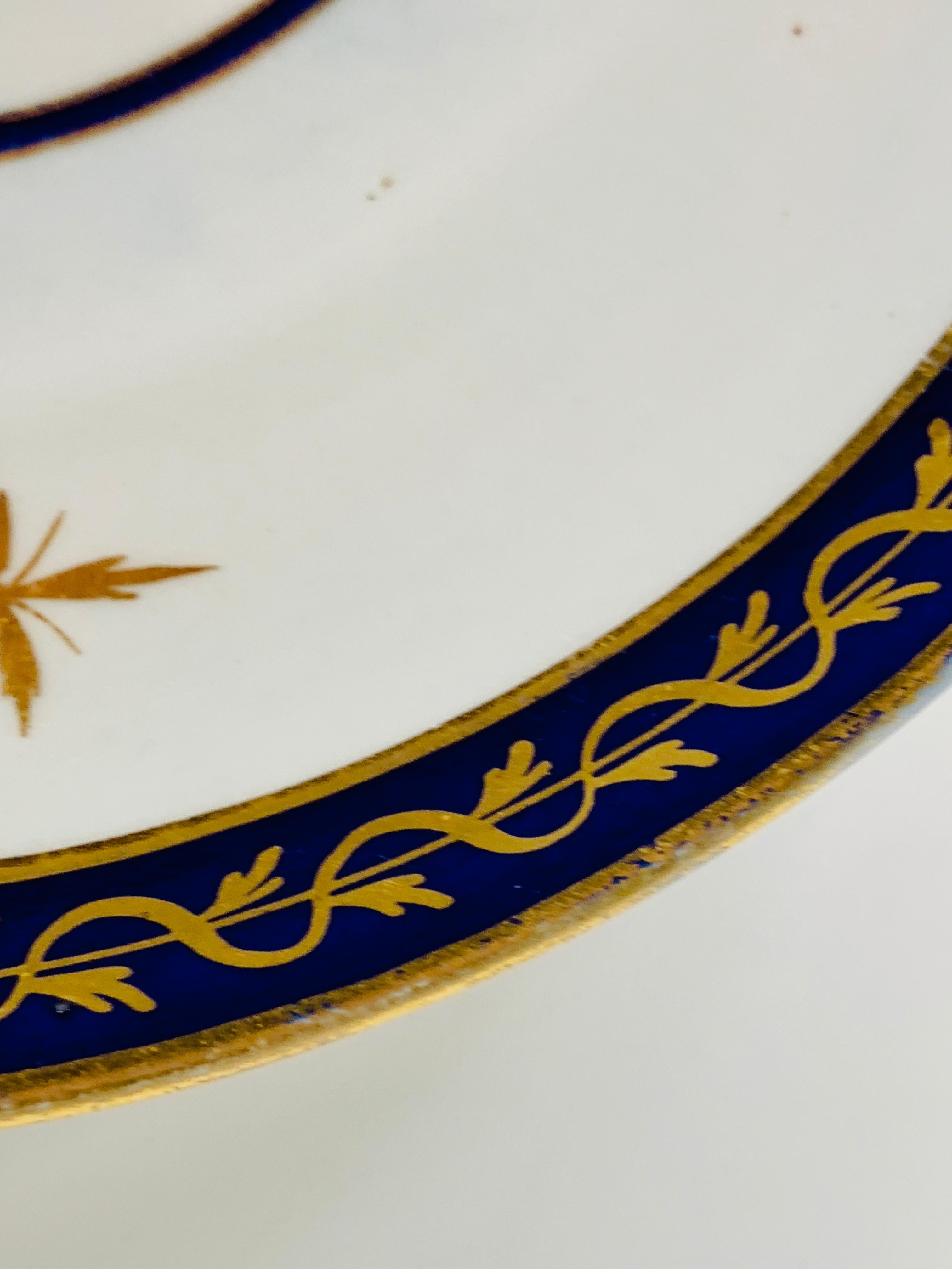 Kollektion von Mario Buatta, Paar kobaltblaue Teller aus der Regency-Zeit, mit kobaltblauen Bordüren 1