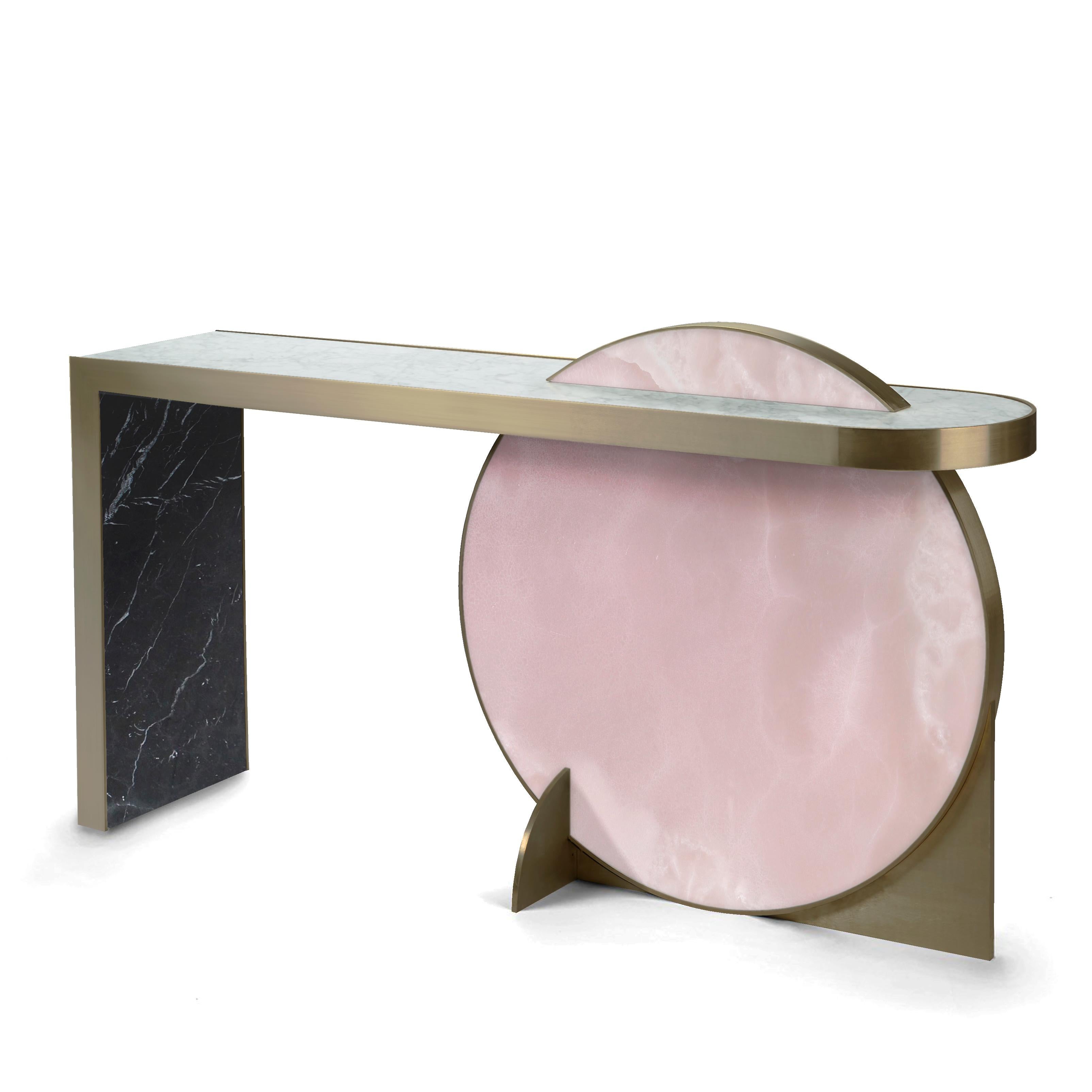 Konsole Collision aus Carrara-Marmor und gebürstetem Messing, rosa Onyx von Lara Bohinc (Moderne) im Angebot
