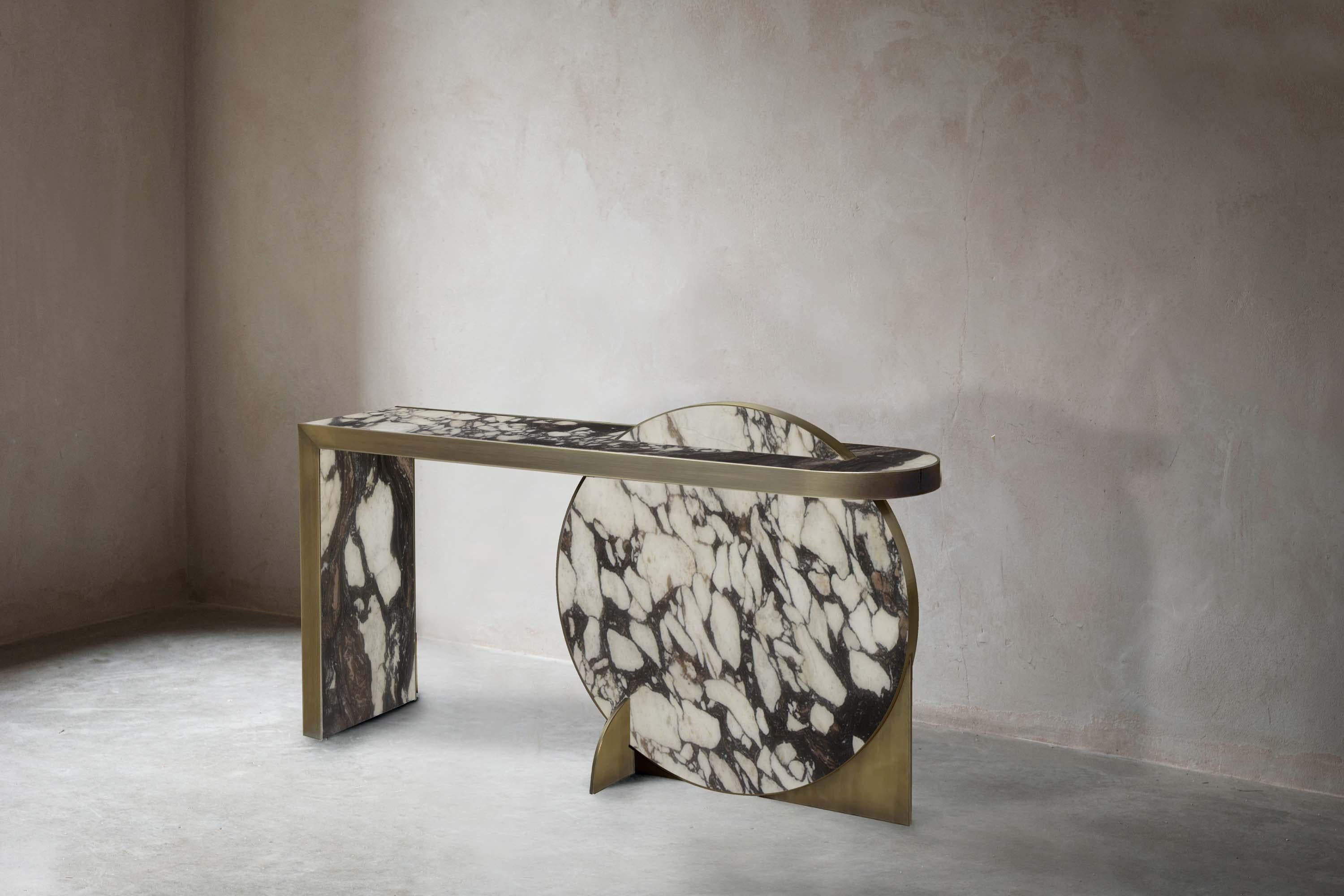 Die Collision-Konsole aus Carrara-Marmor und gebürstetem Messing, Viola, von Lara Bohinc (Gebürstet) im Angebot