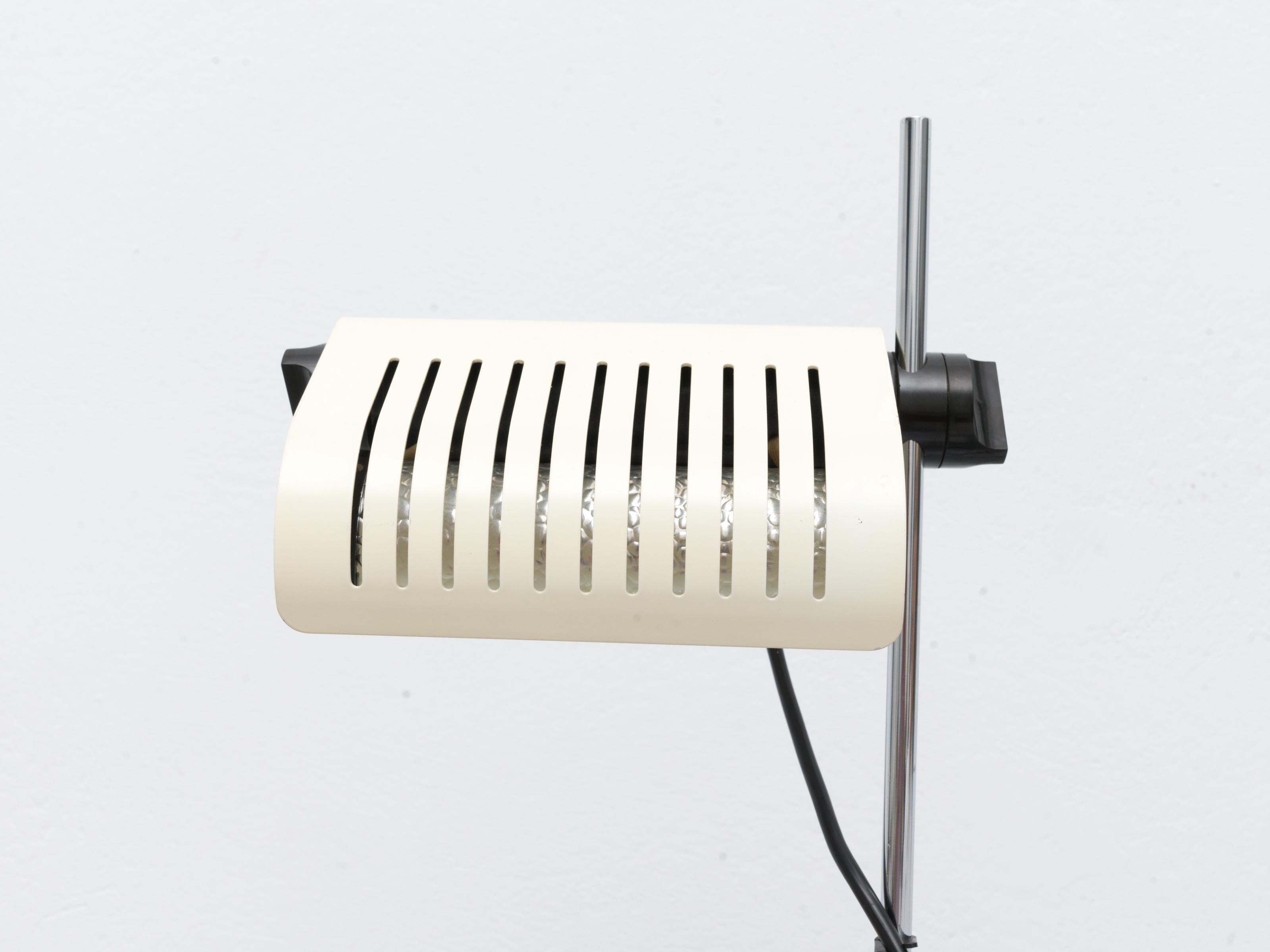 The Colombo 761/L Wall Lamp by Joe Colombo for Oluce, 1970s. In Excellent Condition For Sale In Athens, Attiki