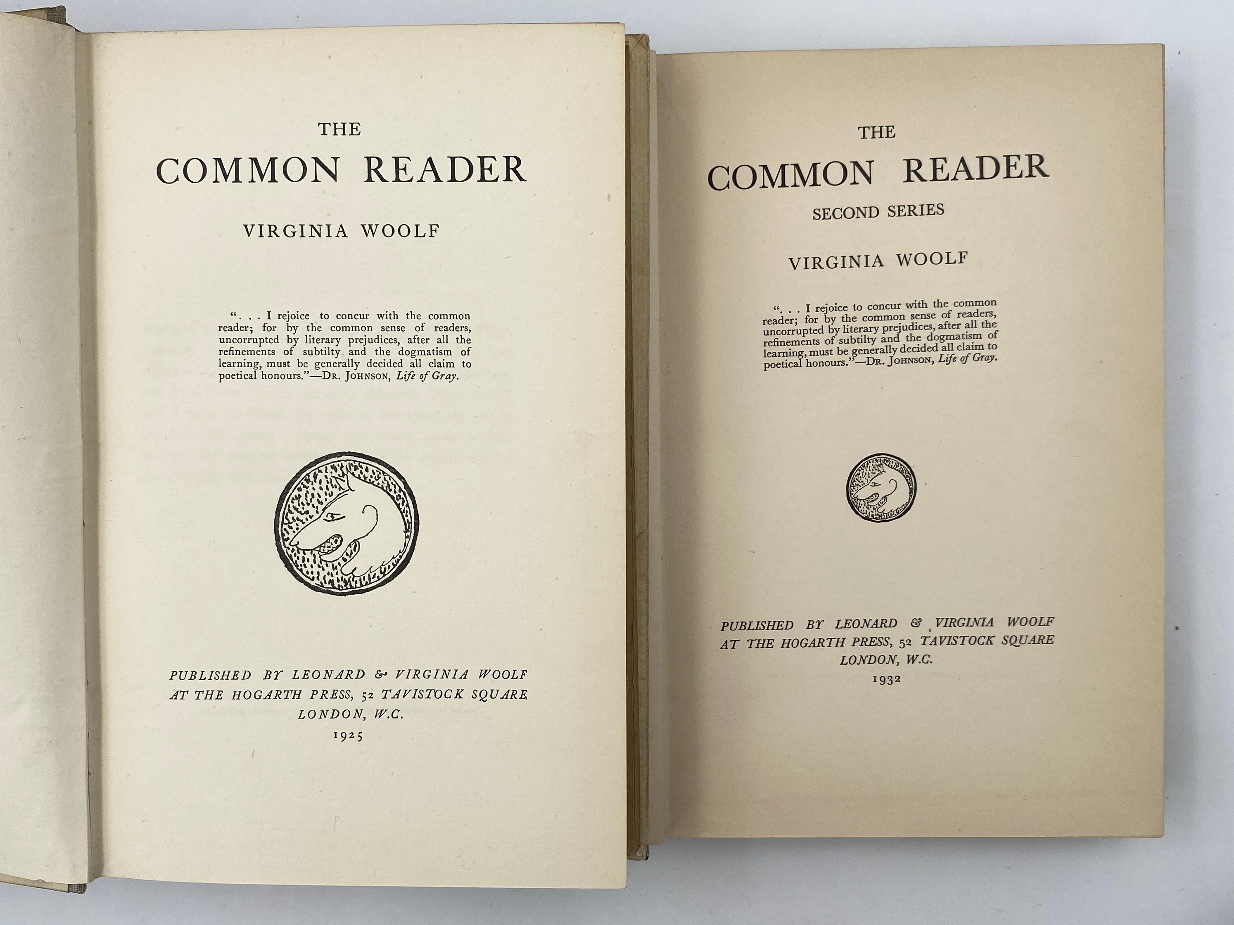 De beaux exemples des deux grands recueils d'essais de Virginia Woolf qui ont été publiés de son vivant. 
Le premier volume est dans sa première édition en cartons couverts de papier gris à dos de toile, selon le dessin de Vanessa Bell, un