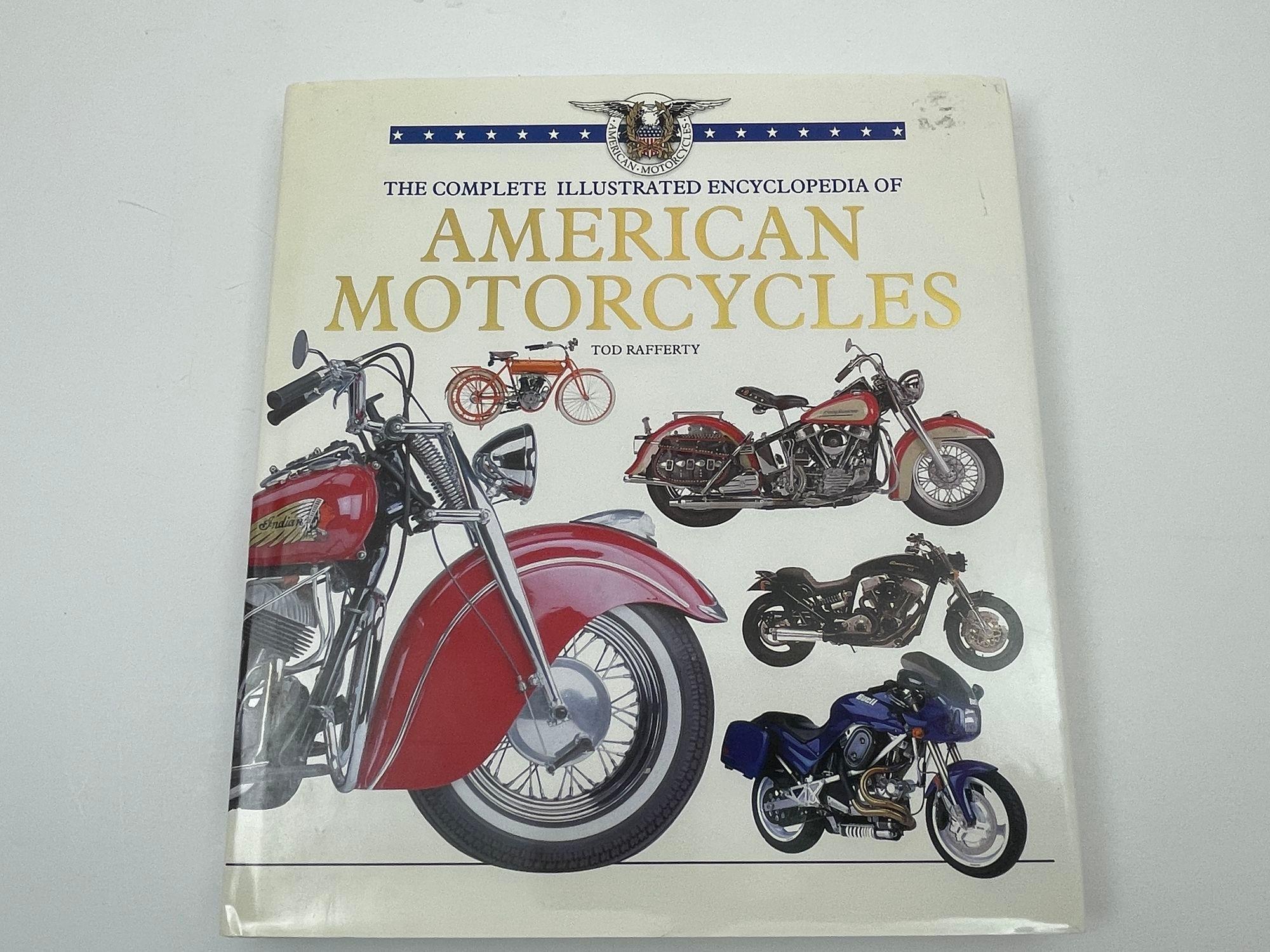 L'encyclopédie complète et illustrée des motos américaines par Tod Rafferty.
Cette histoire richement illustrée parcourt le 20e siècle en explorant des fabricants américains de motos aussi populaires que Pope, Thor et Merkel. Le voyage de Davidson