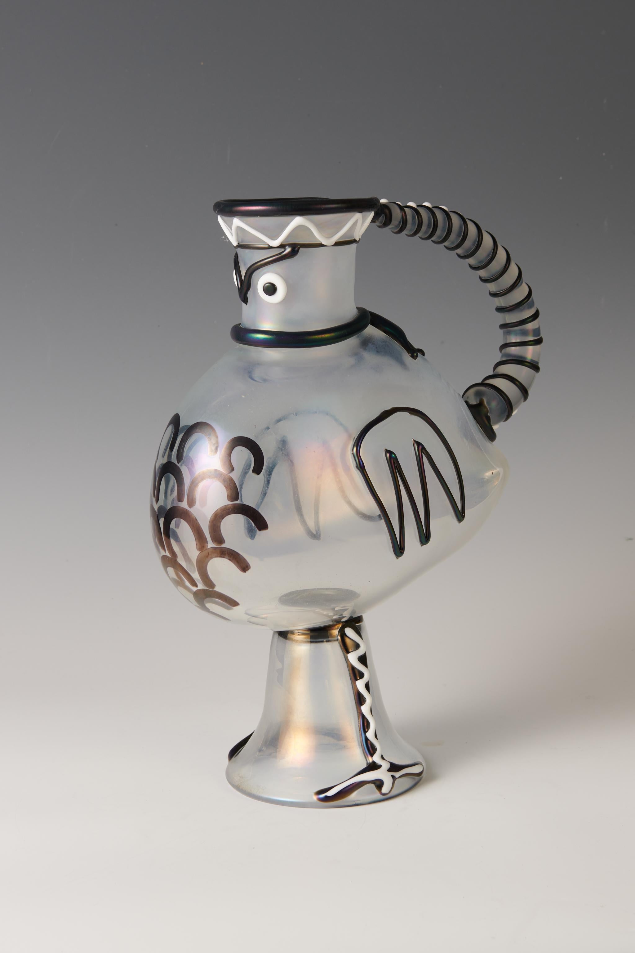 
The Burlesco vase, crafted from Murano glass by Egidio Costantini for Fucina degli Angeli in 1960, is a signed piece that pays homage to Olmec themes. This design stems from the collaboration between Costantini and Pablo Picasso, a partnership that