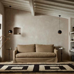 Sofa Skirted sur mesure « The Conrad » de Tallboy Interiors