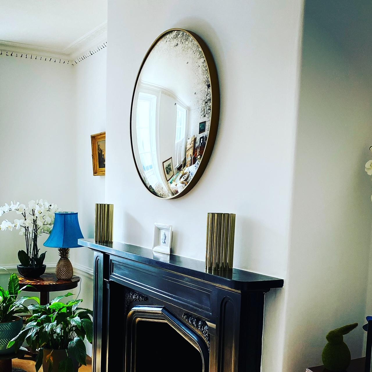 Le miroir convexe Ferrara est un miroir mural convexe très décoratif qui crée un point focal et ajoute de l'élégance à n'importe quelle pièce. Le miroir lui-même est argenté selon des méthodes traditionnelles et Fabrice est fabriqué à partir d'un