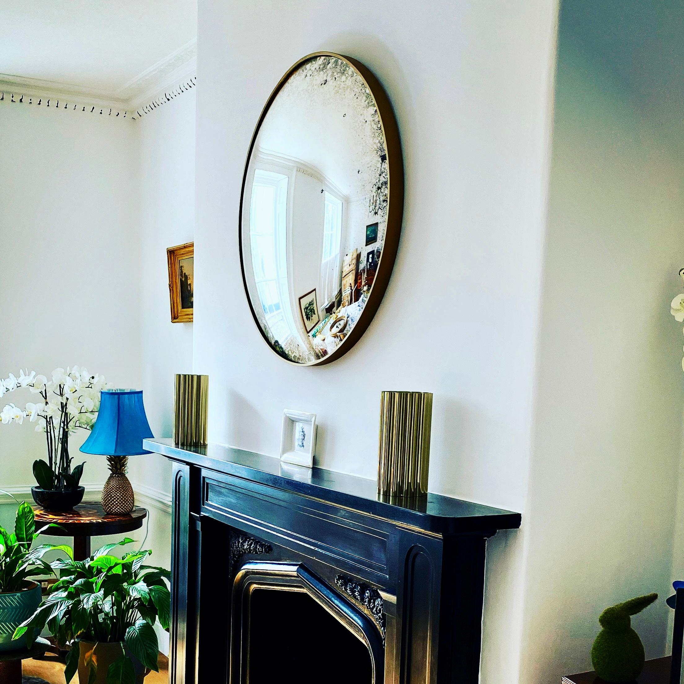 Specchio da parete convesso Ferrara
da The Convex Mirror Company

Elevato sia nella forma che nella funzione, lo specchio convesso Ferrara è un pezzo raffinato che porta luce, eleganza e presenza architettonica in qualsiasi interno. Realizzato