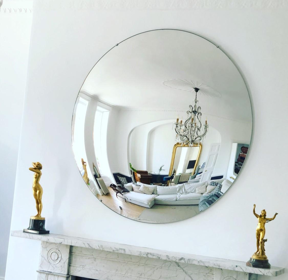 The Stilo is a highly decorative convex wall mirror that creates a focal point and adds elegance to any room. 

The mirror is silvered using traditional methods and fabricated from 6mm low-iron glass with a curvature of 8 cm. 

The overall diameter