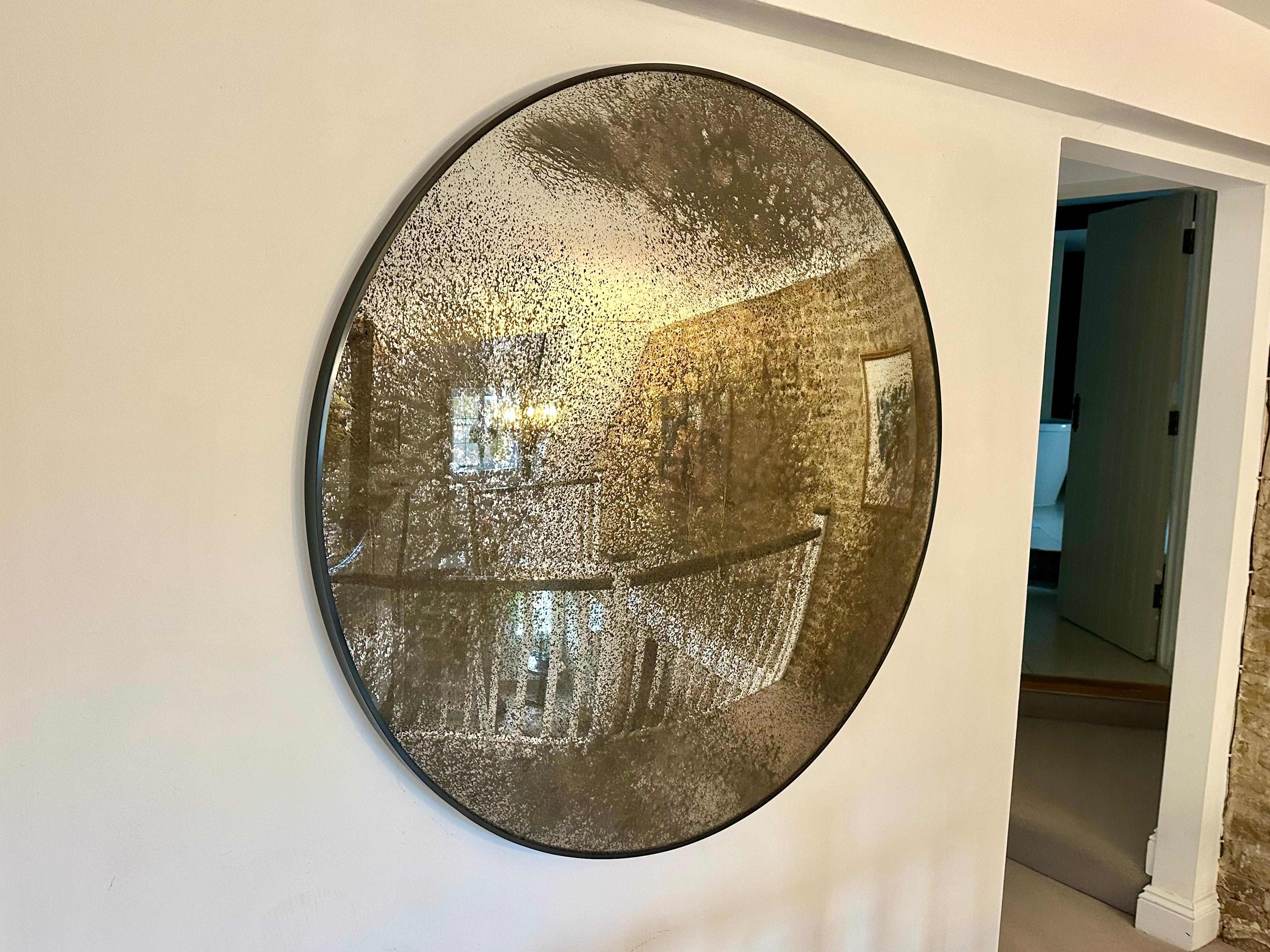 
Specchio da parete convesso Vernazza Antique Mirror

L'arte della riflessione

Lo specchio Vernazza incarna un'eleganza senza tempo, combinando la precisione ottica del vetro a basso tenore di ferro da 6 mm con una finitura riccamente anticata in