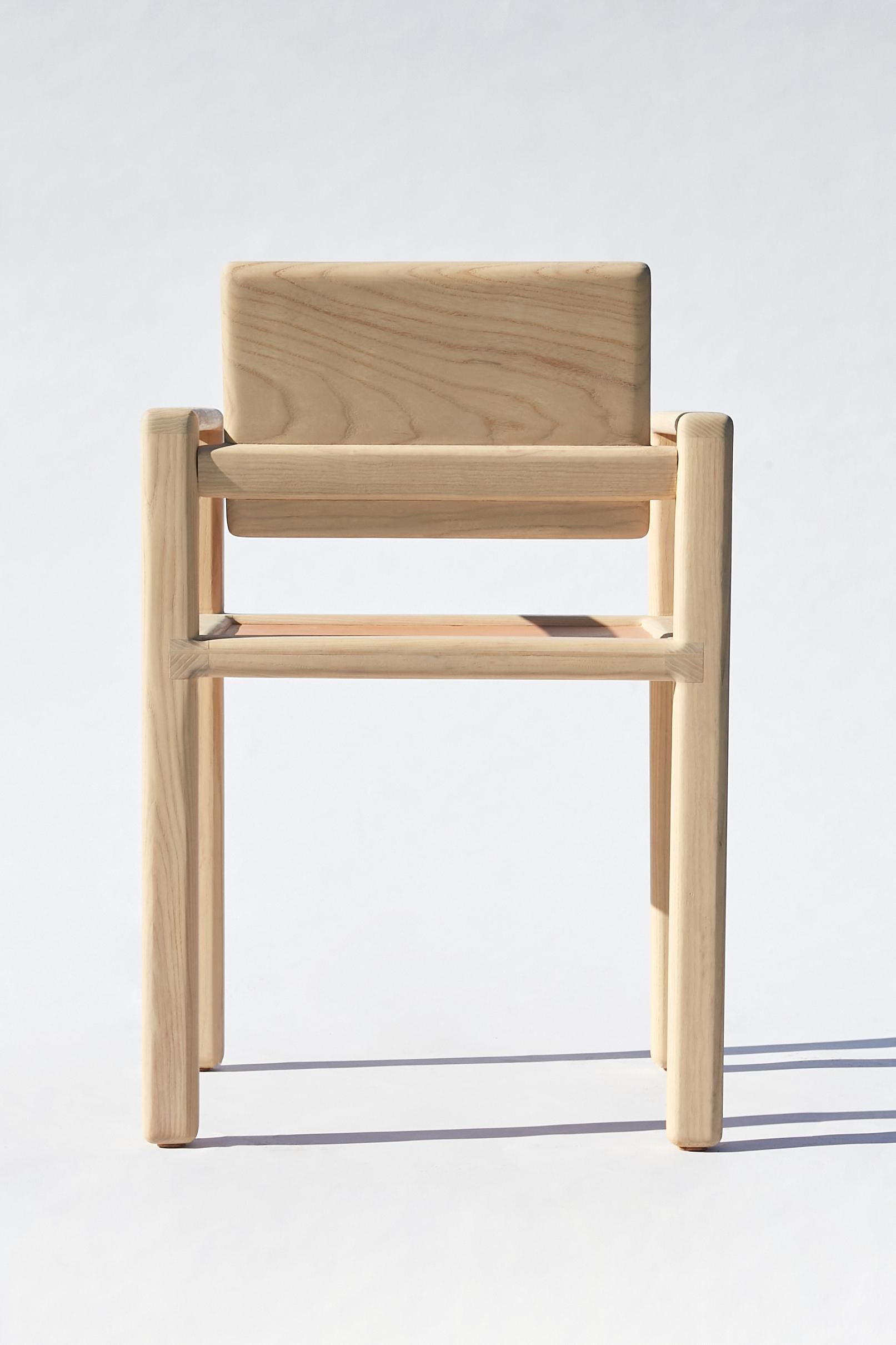 Cornelius - una silla para descansar el trasero. Hechos a mano y diseñados para durar. El asiento está fabricado con una técnica que intercala cuero de curtido vegetal entre dos armazones de fresno, creando un lugar cómodo y de apoyo para sentarse.