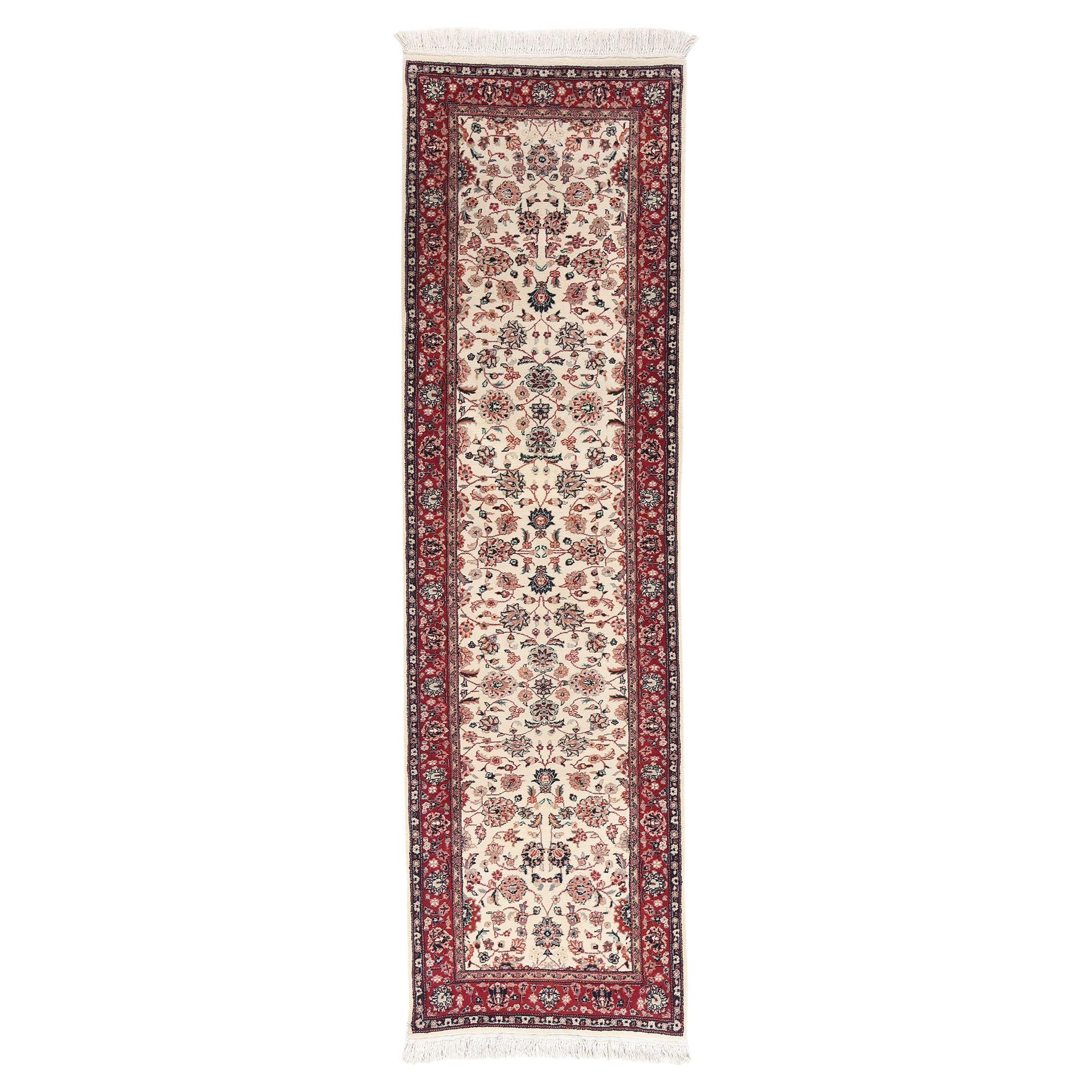 Le couloir de la grâce : Tapis de table chinois Vintage Tabriz avec l
Elegance de Minas en vente