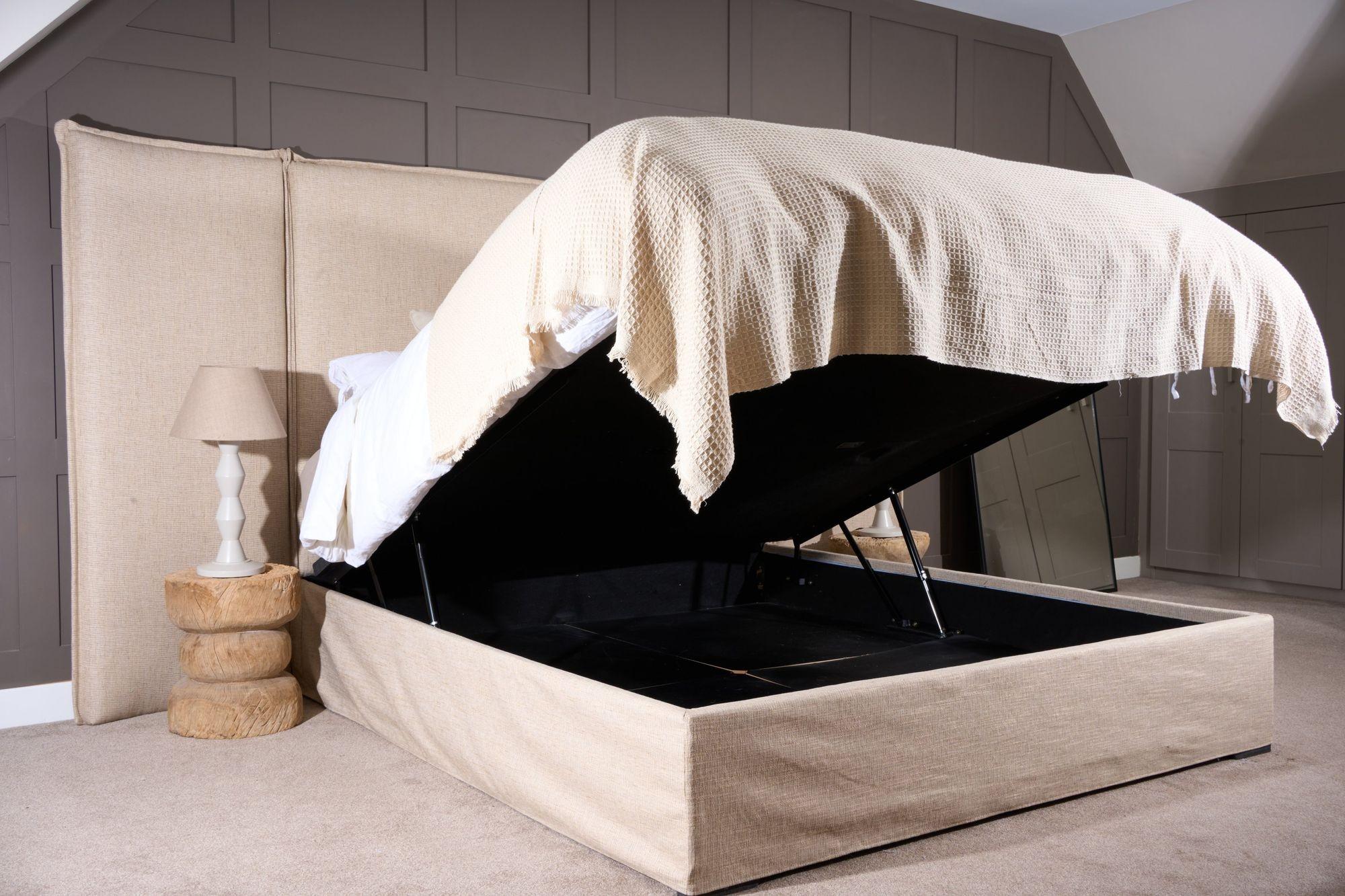 The 'Cosset' Bed In Excellent Condition For Sale In Malton, GB