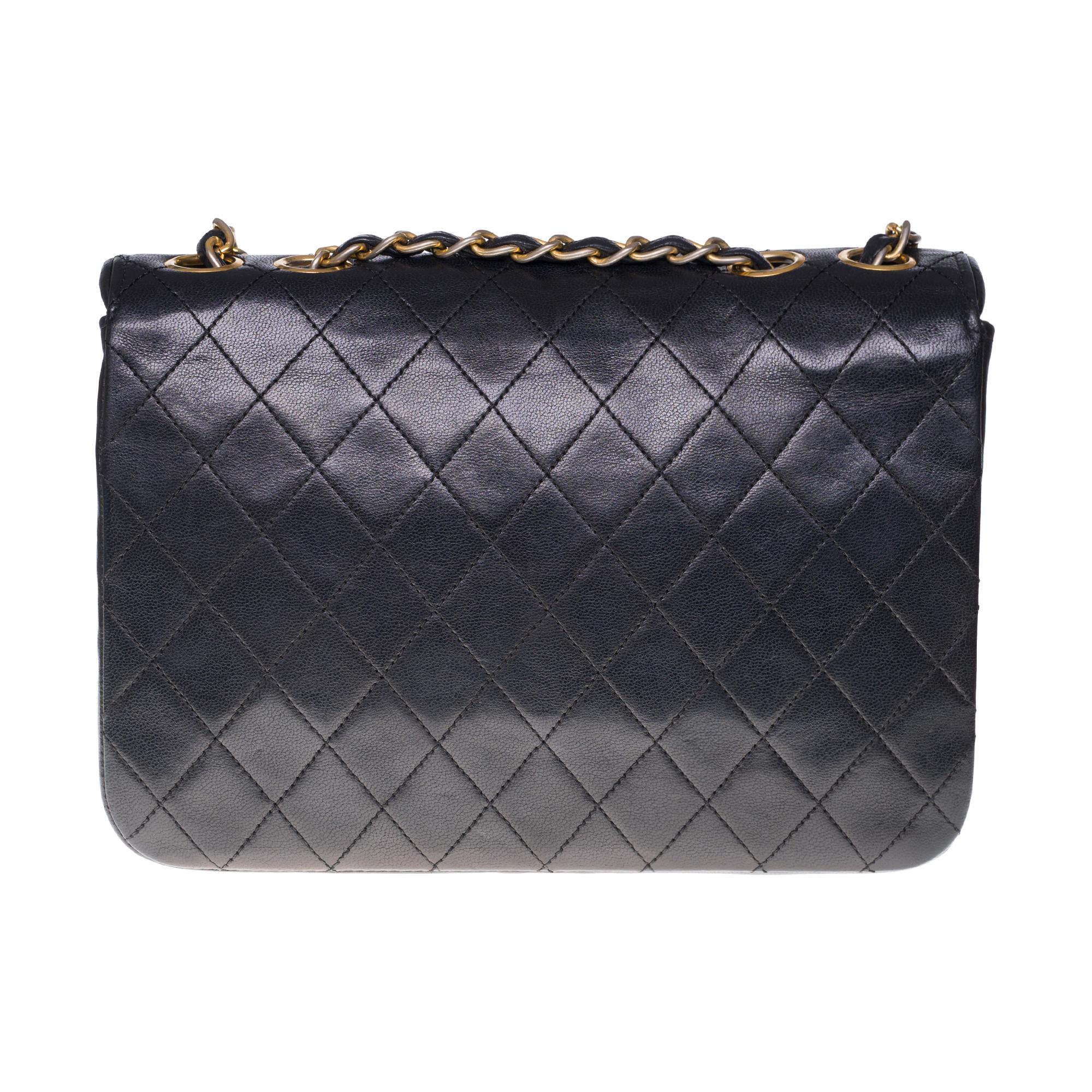 Lovely Chanel Classic Bag 23cm with flap in black quilted lambskin leather, white leather hardware, gold metal hardware, gold metal chain interwoven with black leather.
Flap closure, gold-tone CC symbol.
Lining in black leather, 1 patch pocket, 1