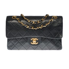 Le très convoité sac à bandoulière Chanel Timeless 23cm en cuir d'agneau matelassé noir:: GHW