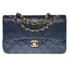 Le très convoité sac à bandoulière Chanel Timeless 23cm en agneau matelassé bleu marine:: GHW