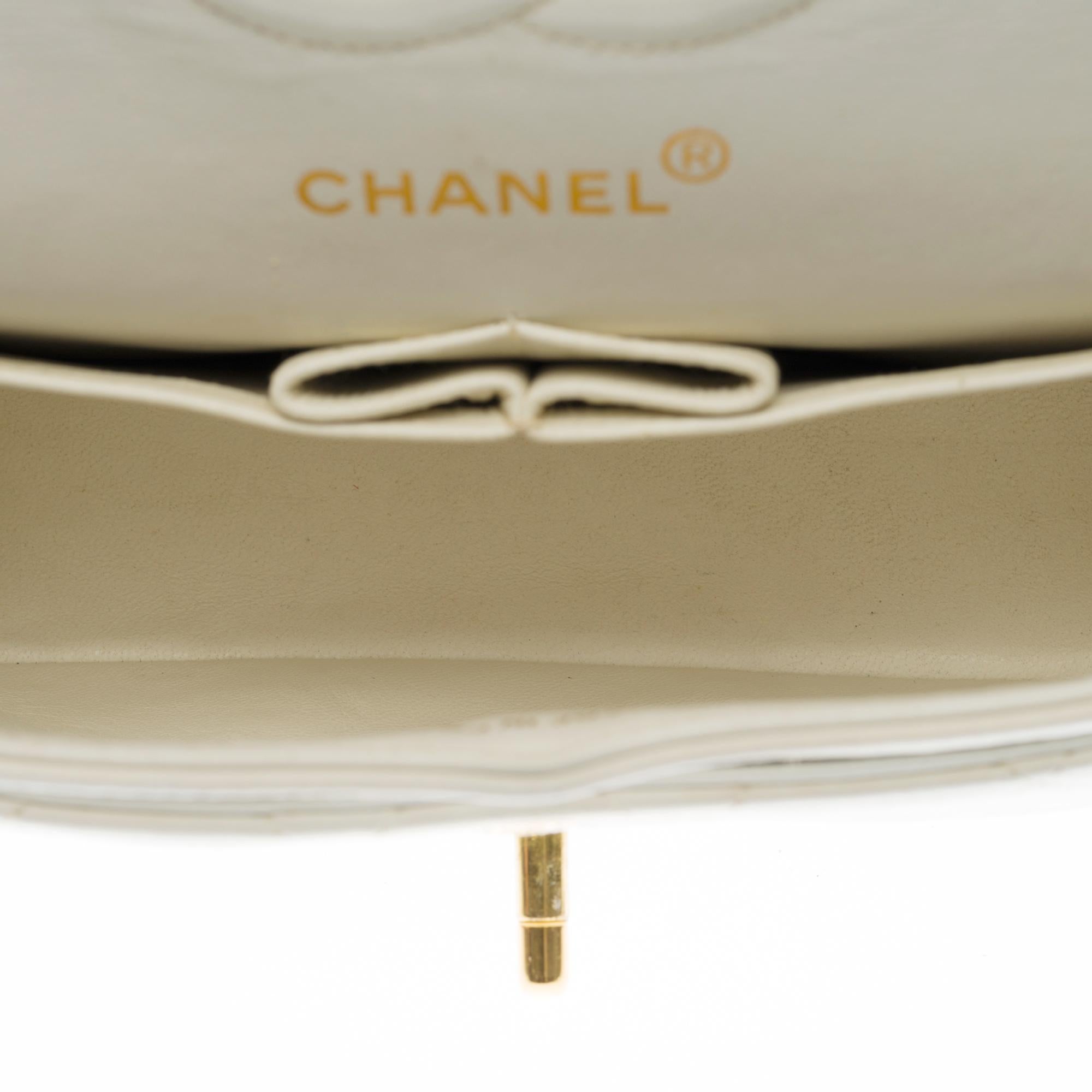 The Coveted Chanel Timeless 23cm Shoulder bag in white quilted lambskin, GHW In Good Condition In Paris, IDF