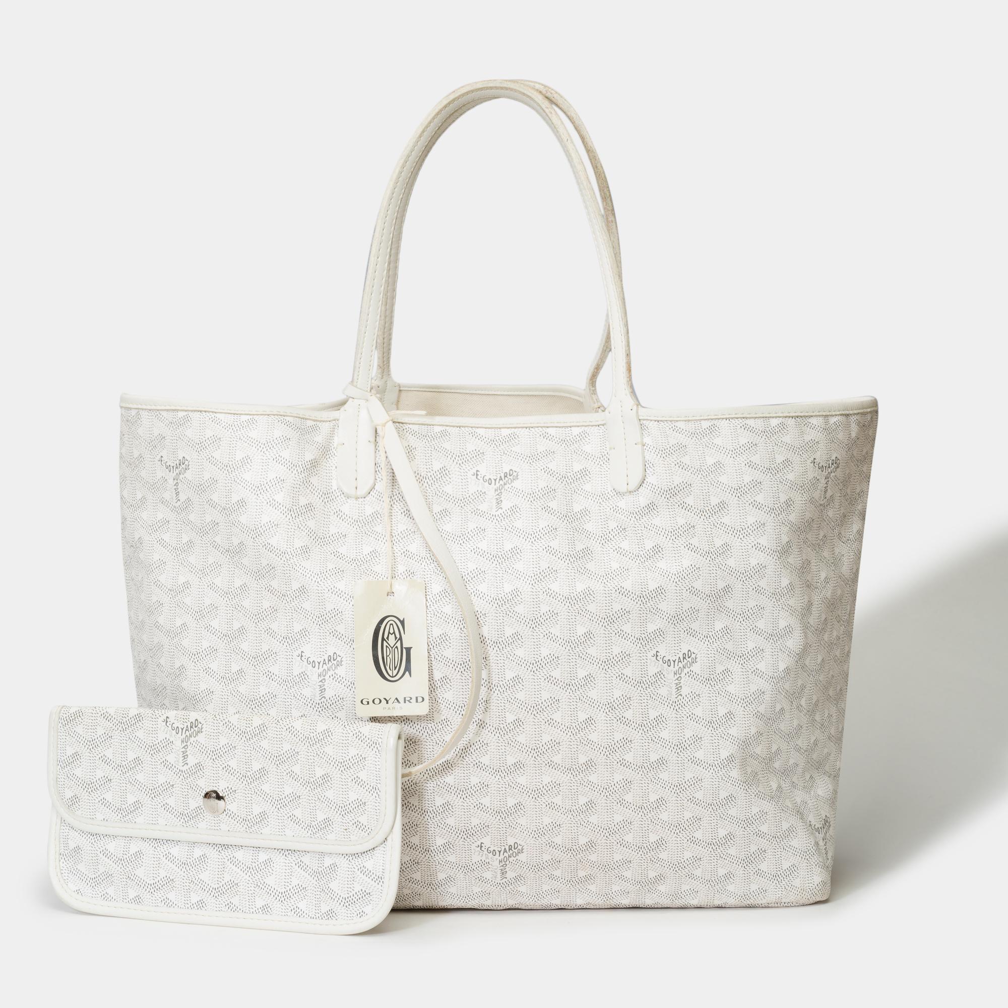 The​ ​Saint​ ​Louis​ ​PM​ ​bag​ ​is​ ​made​ ​of​ ​white​ ​and​ ​grey​ ​Goyardine​ ​canvas​ ​and​ ​is​ ​unlined,​ ​it​ ​is​ ​extremely​ ​light​ ​and​ ​completely​ ​reversible,​ ​allowing​ ​it​ ​to​ ​be​ ​worn​ ​on​ ​the​ ​spot,​ ​on​ ​the​