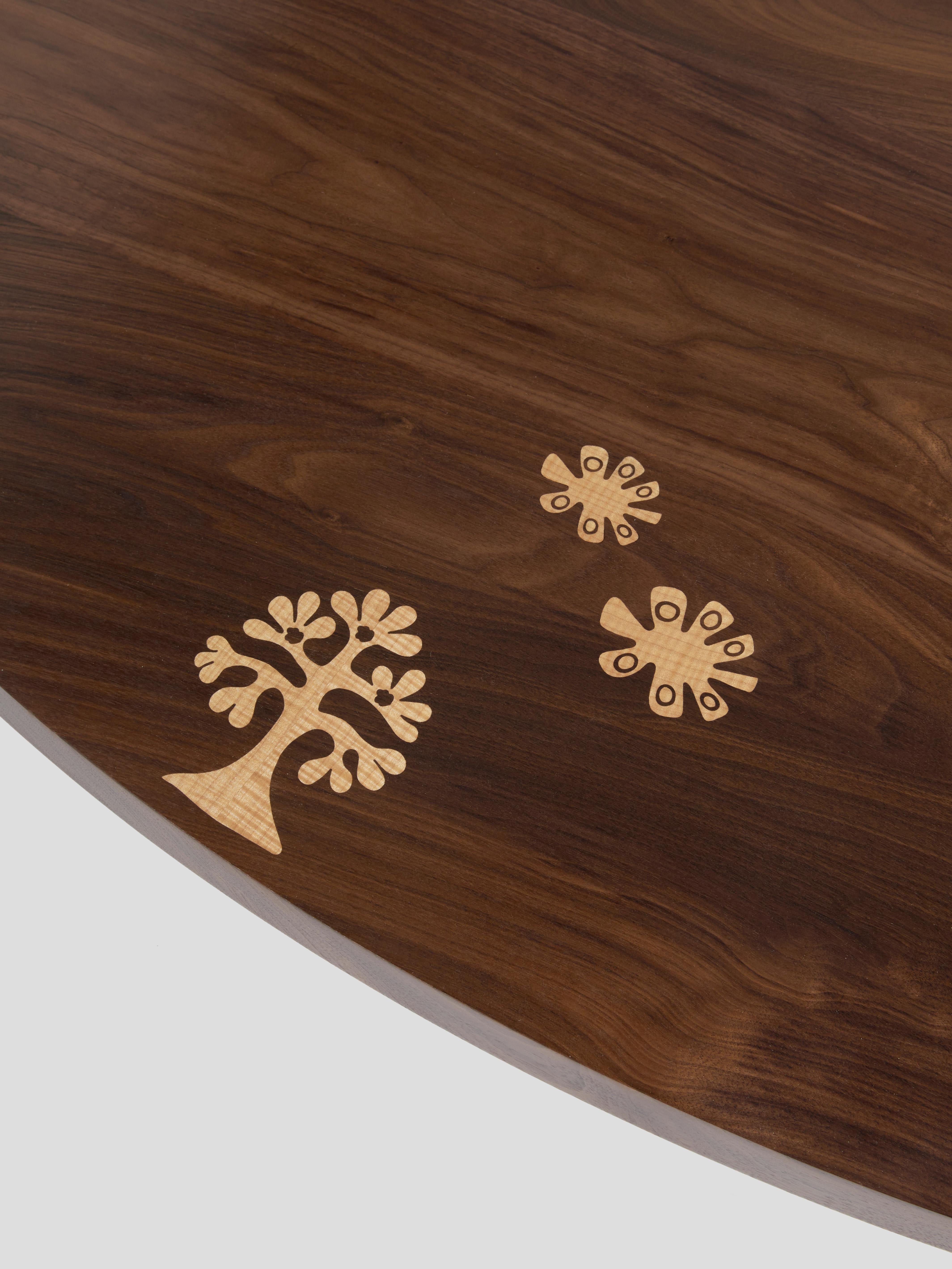 La table basse ovale Cowrie incarne l'équilibre caractéristique de Sister entre la forme, la texture et la narration des matériaux. Fabriquée en noyer noir américain massif et ornée d'une incrustation d'érable matelassé dans notre motif Créatures,