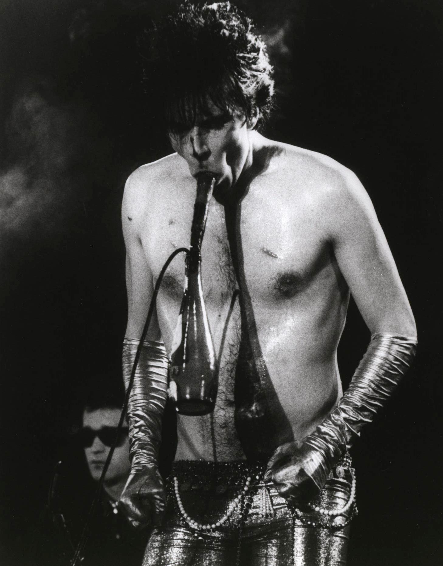 Lux Interior The Cramps vers le début des années 1980 : 
Superbe photographie originale vintage en chambre noire du légendaire Lux Interior - l'icône légendaire de la musique punk et rock et chanteur du groupe The Cramps. 

Épreuve à la gélatine