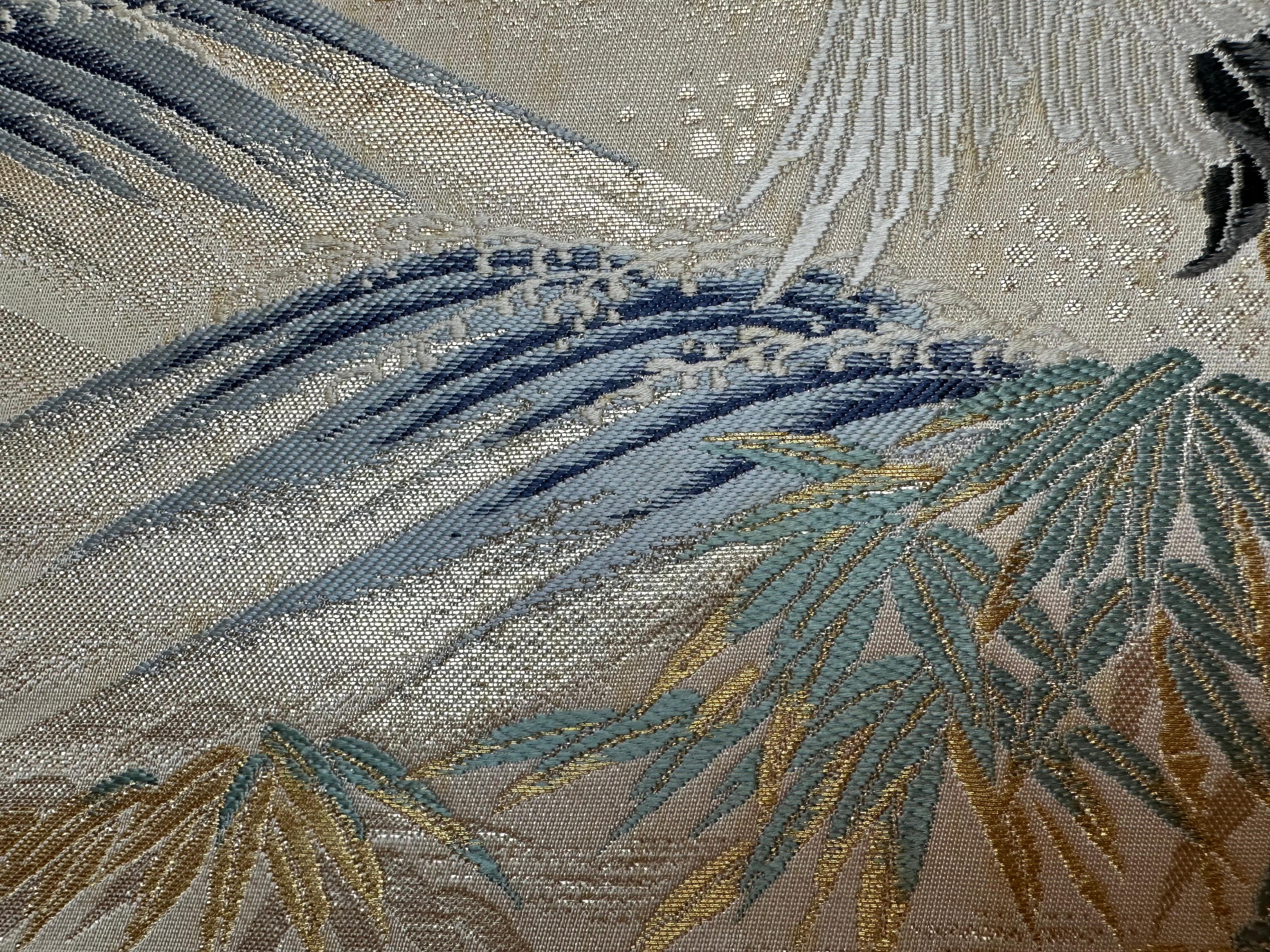 „The Crane's Departure“ von Kimono-Couture, Kimono-Kunst, Textilkunst, japanische Kunst (Stoff) im Angebot