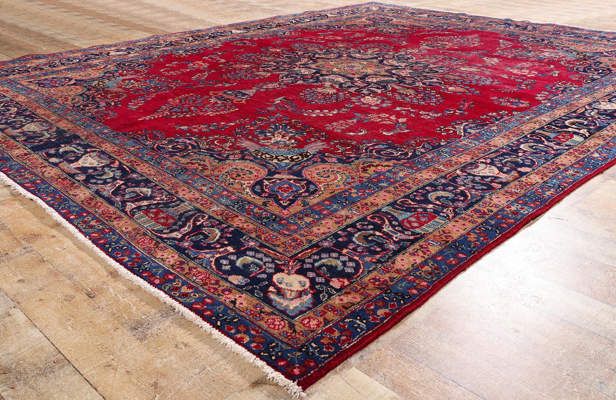 La Corte Cremisi: Un capolavoro persiano di Mashhad dallo splendore regale In condizioni deteriorate in vendita a Dallas, TX